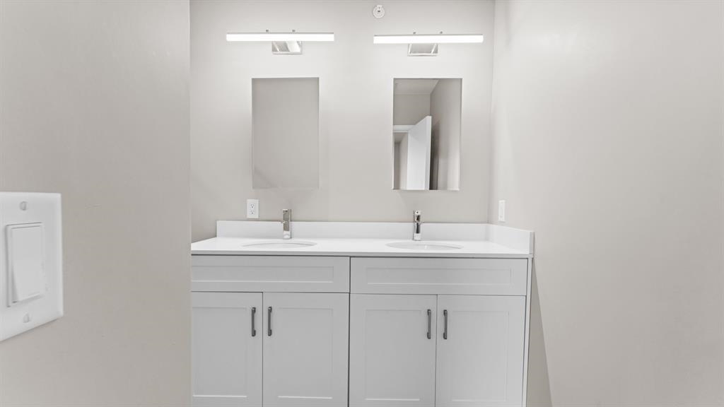 475 COMMUNIPAW AVE Unit: 209