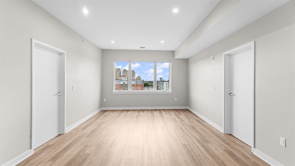 475 COMMUNIPAW AVE Unit: 209