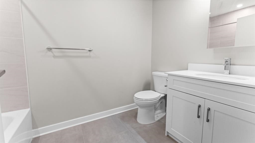 475 COMMUNIPAW AVE Unit: 209