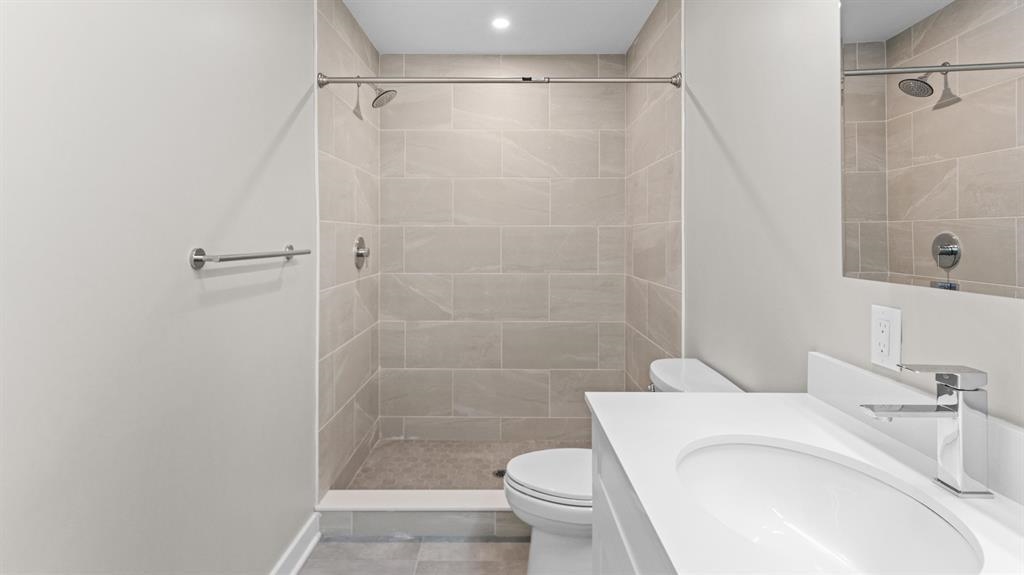 475 COMMUNIPAW AVE Unit: 209