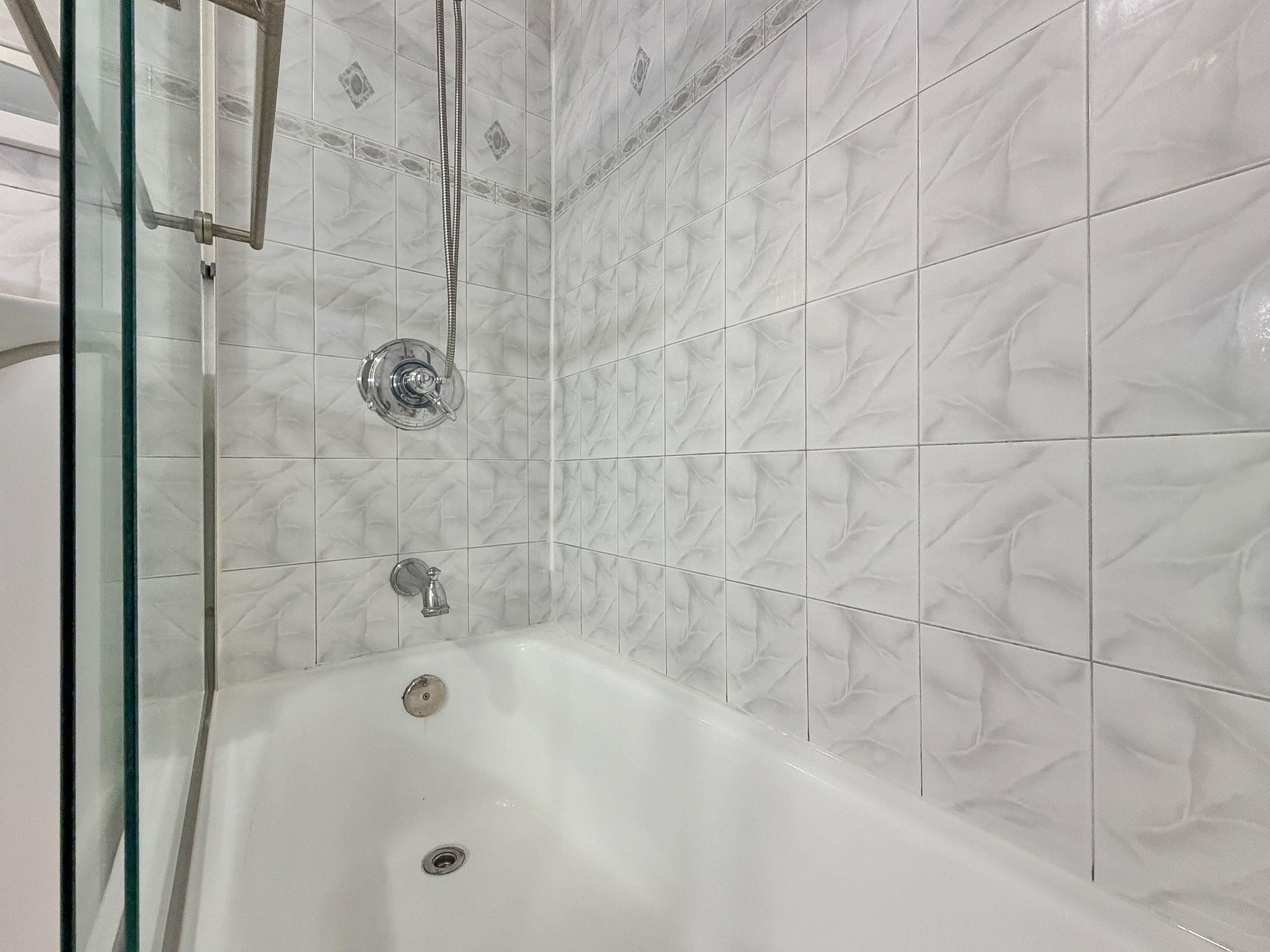 7117 PARK AVE Unit: B5