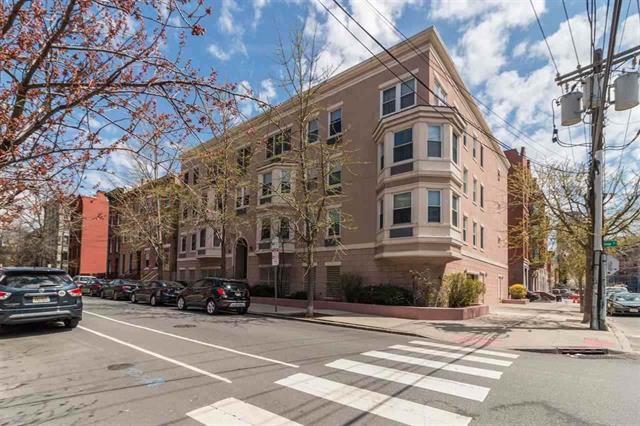 242 BARROW ST Unit: 1D