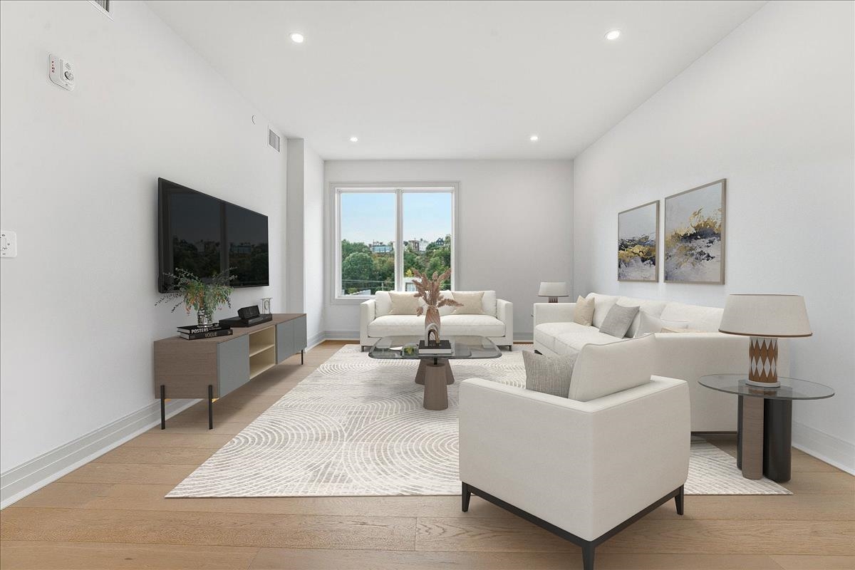 921 MADISON ST Unit: 204