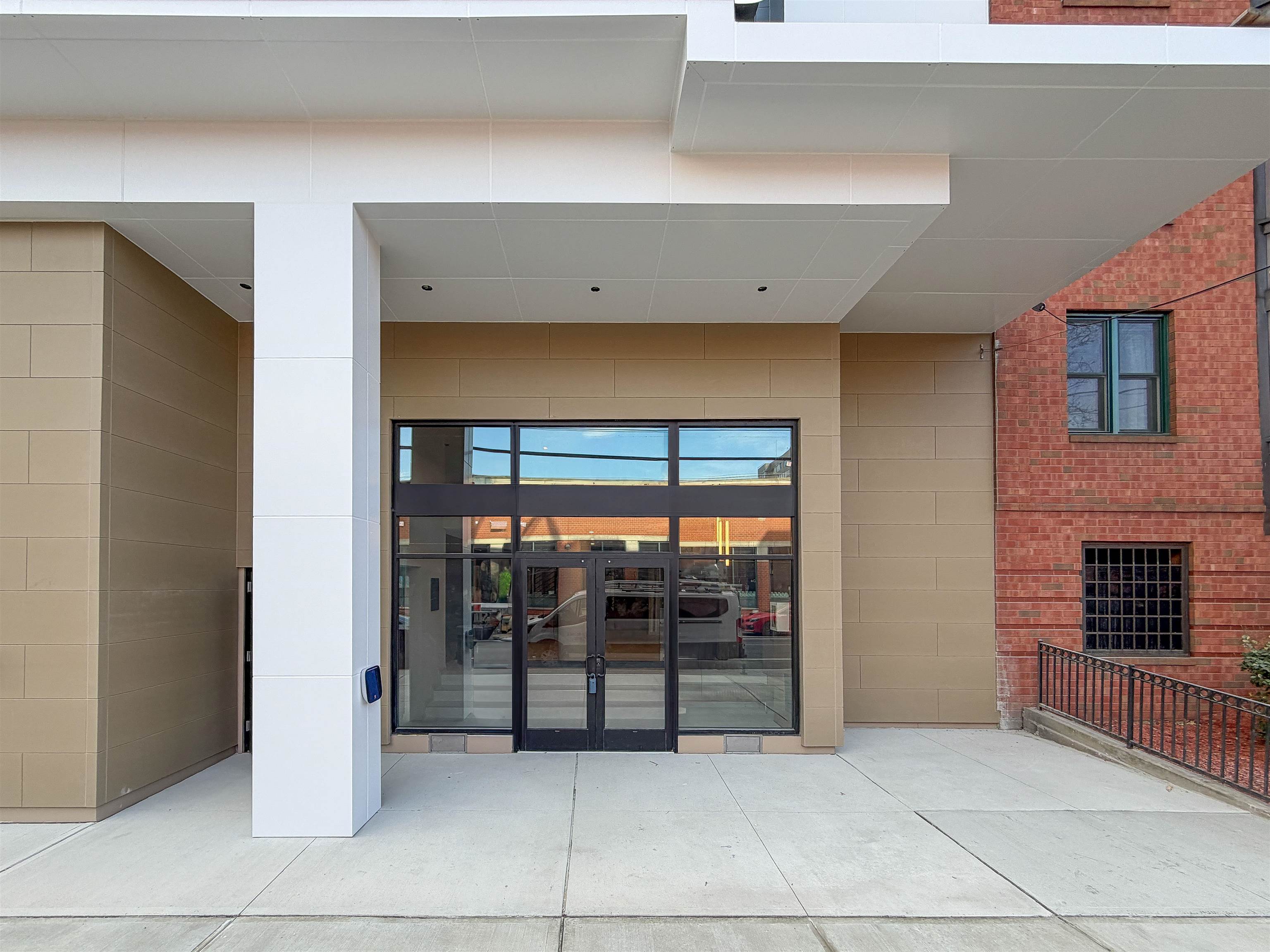 921 MADISON ST Unit: 204