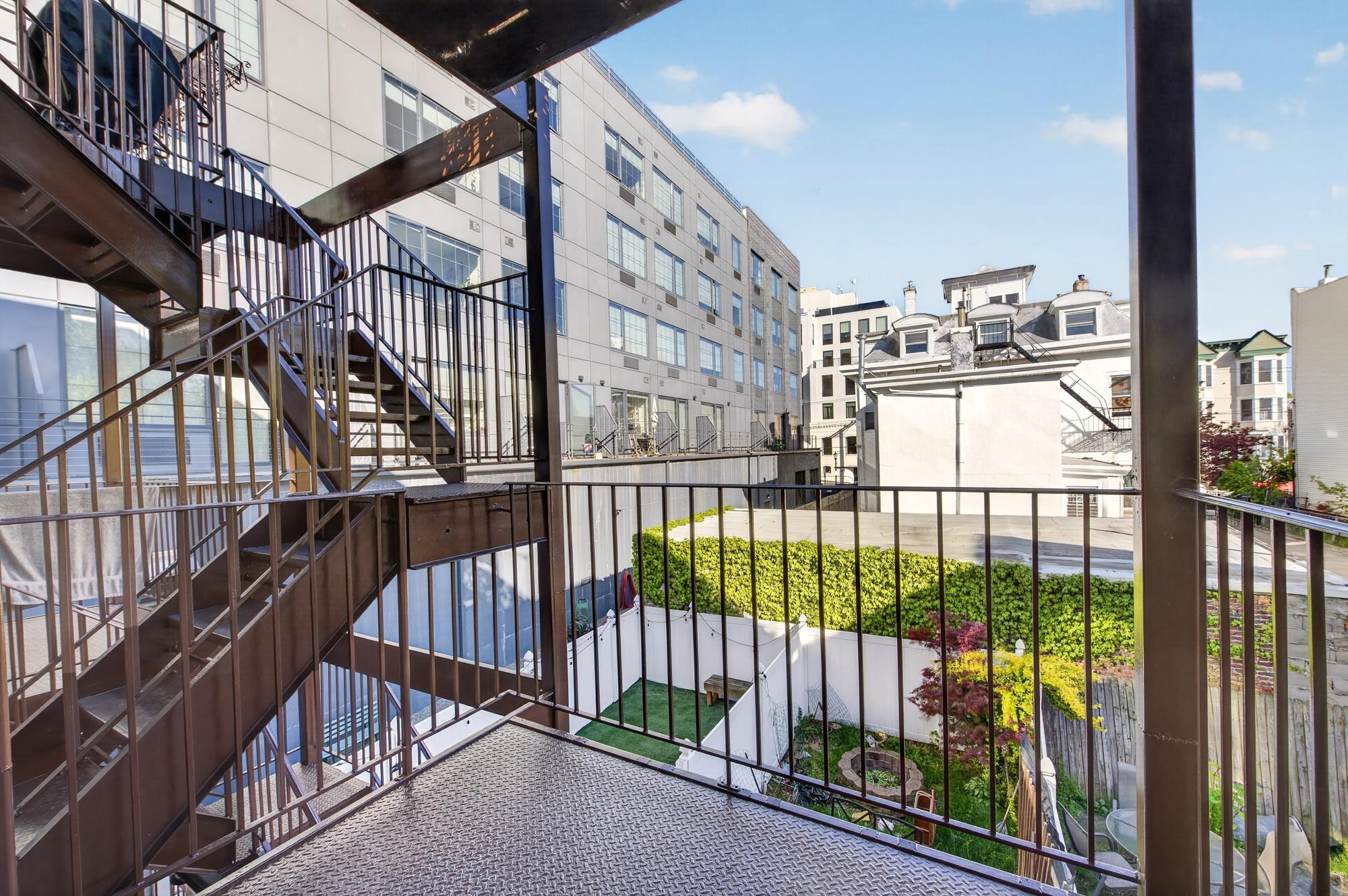 258 PINE ST Unit: 2R