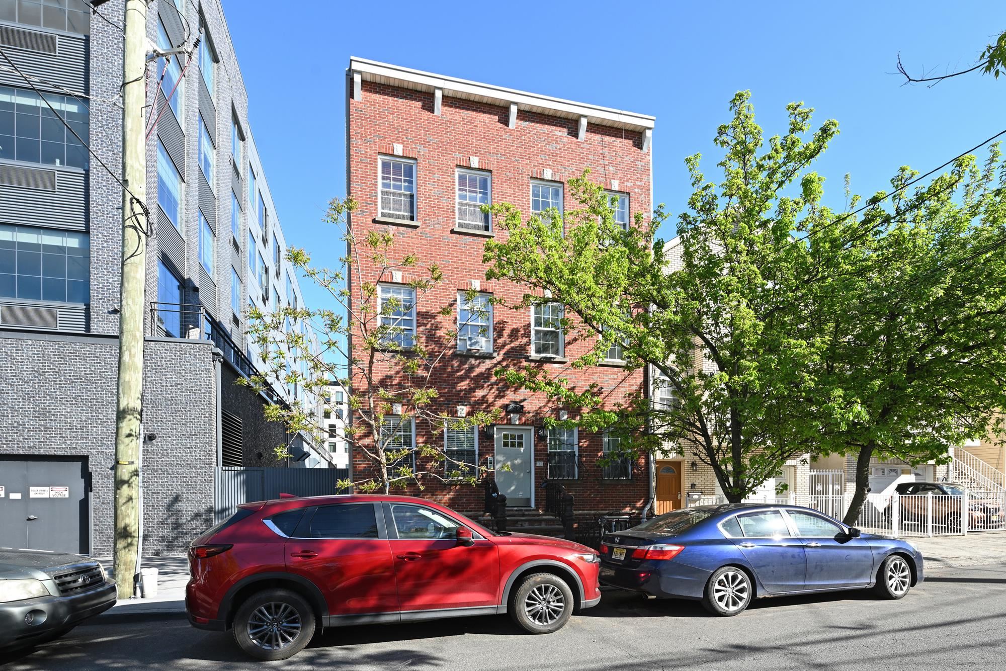 258 PINE ST Unit: 2R