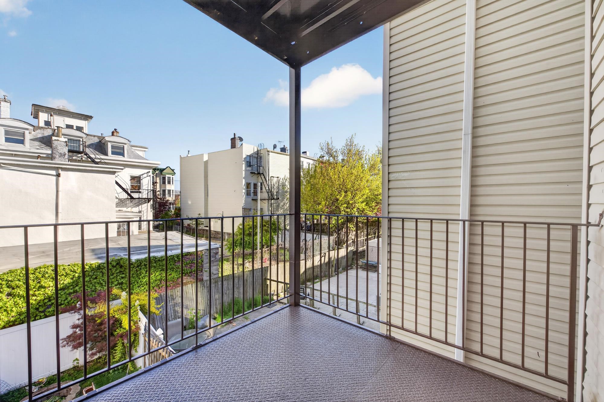 258 PINE ST Unit: 2R
