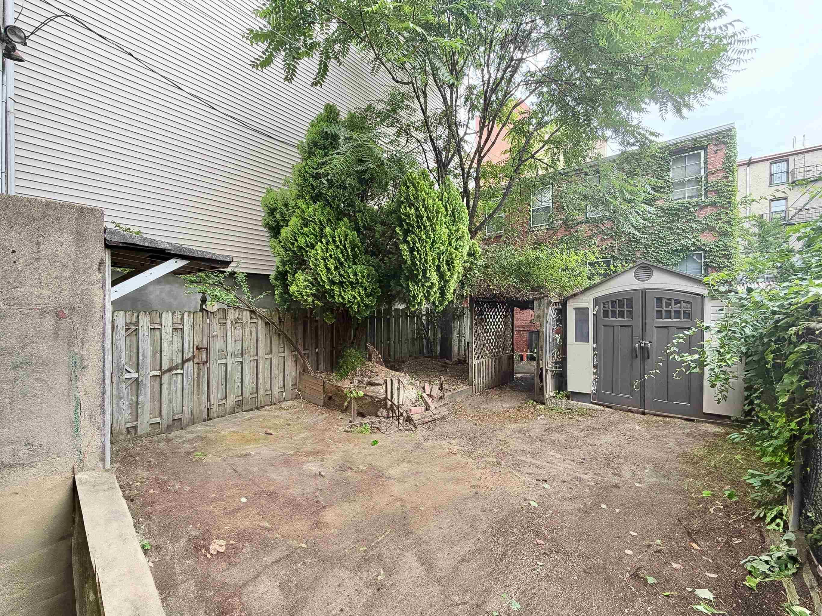 224 BAY ST