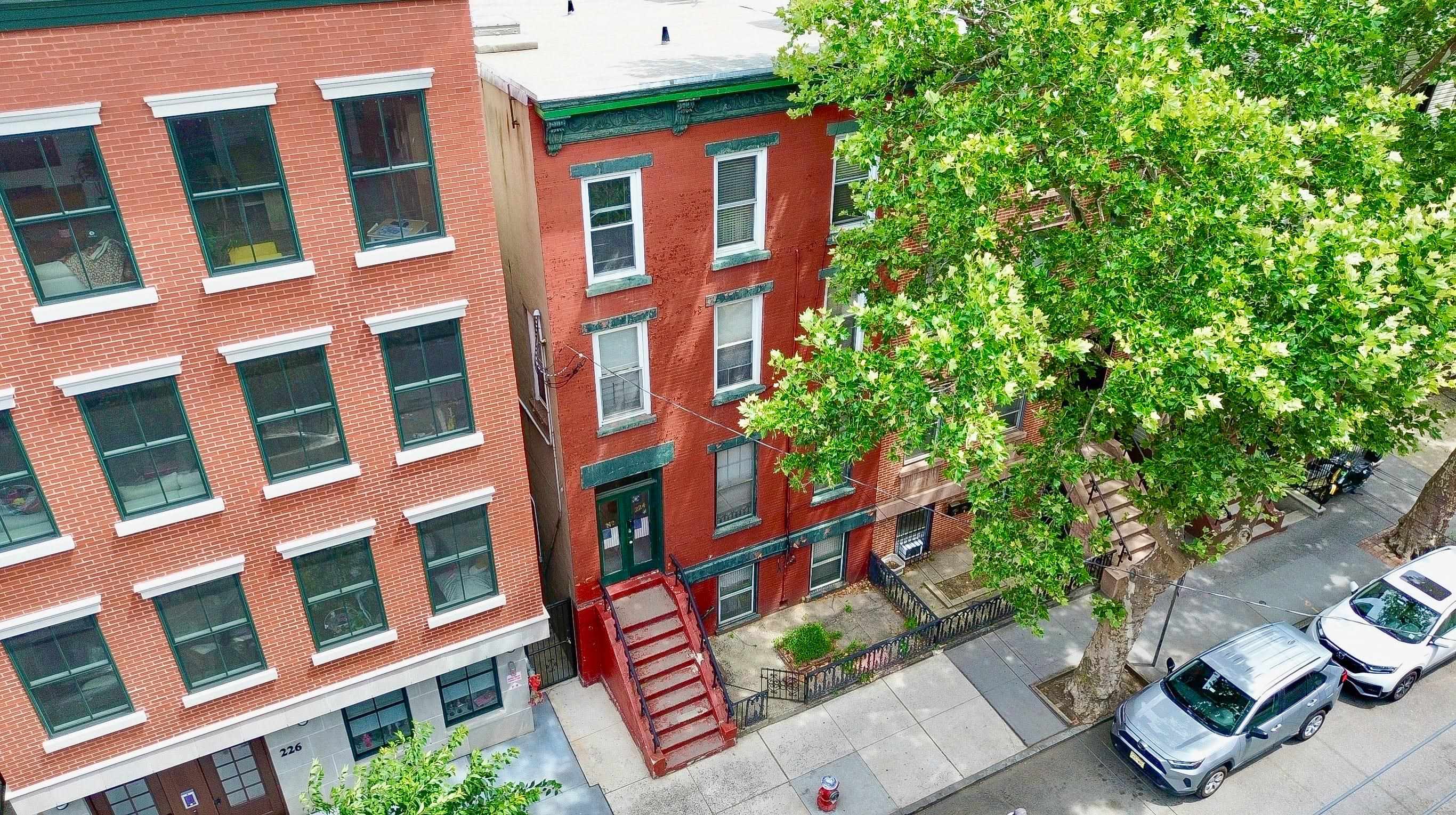 224 BAY ST