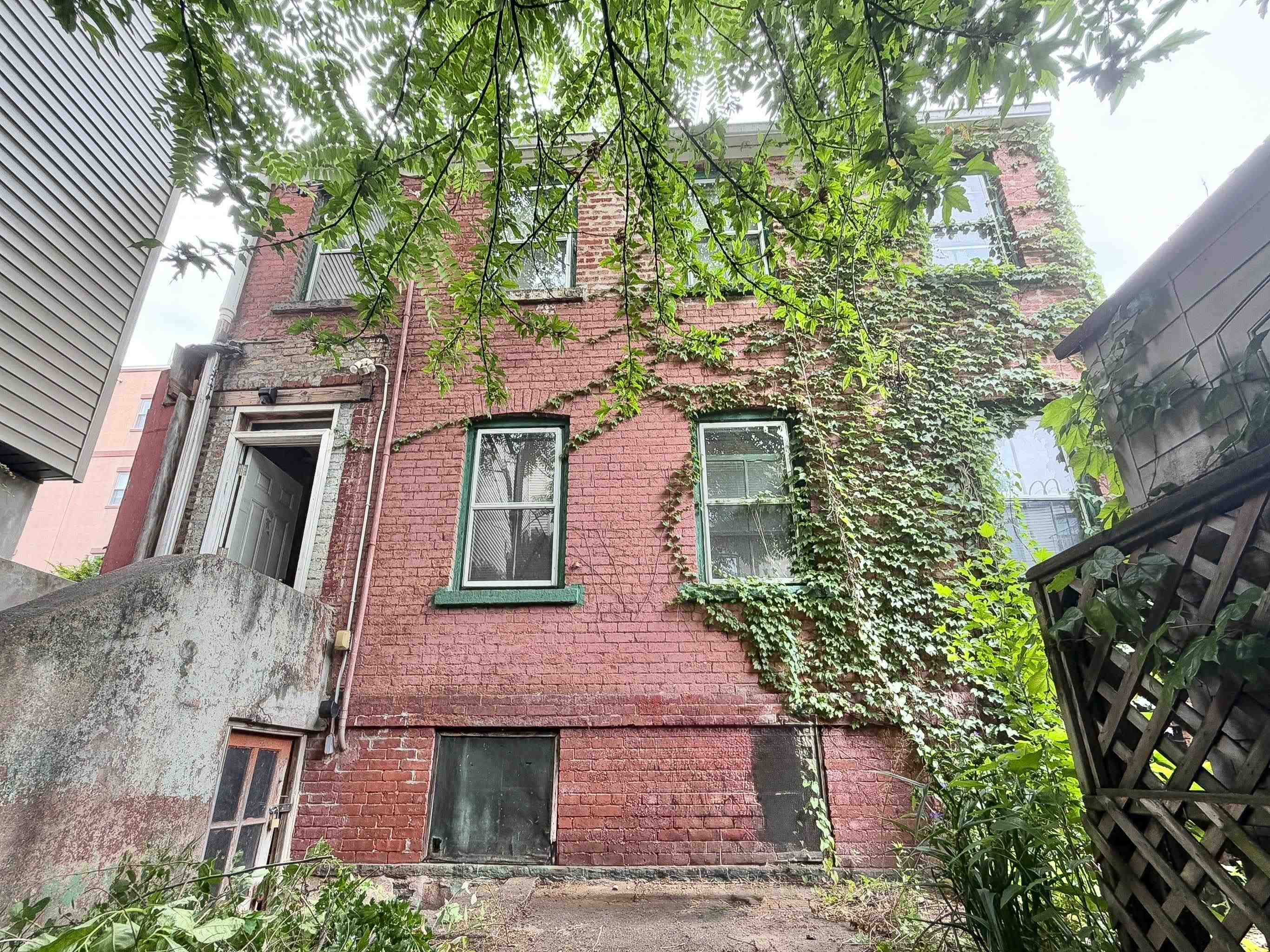 224 BAY ST