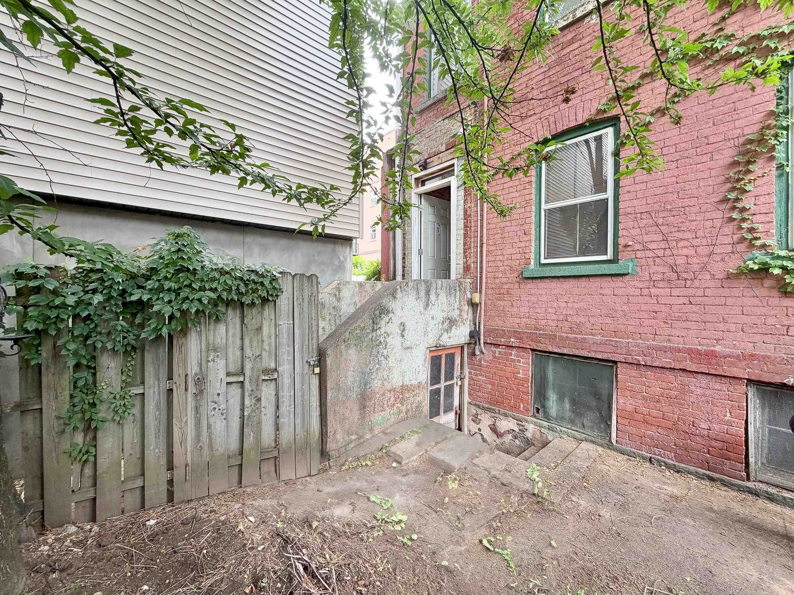 224 BAY ST