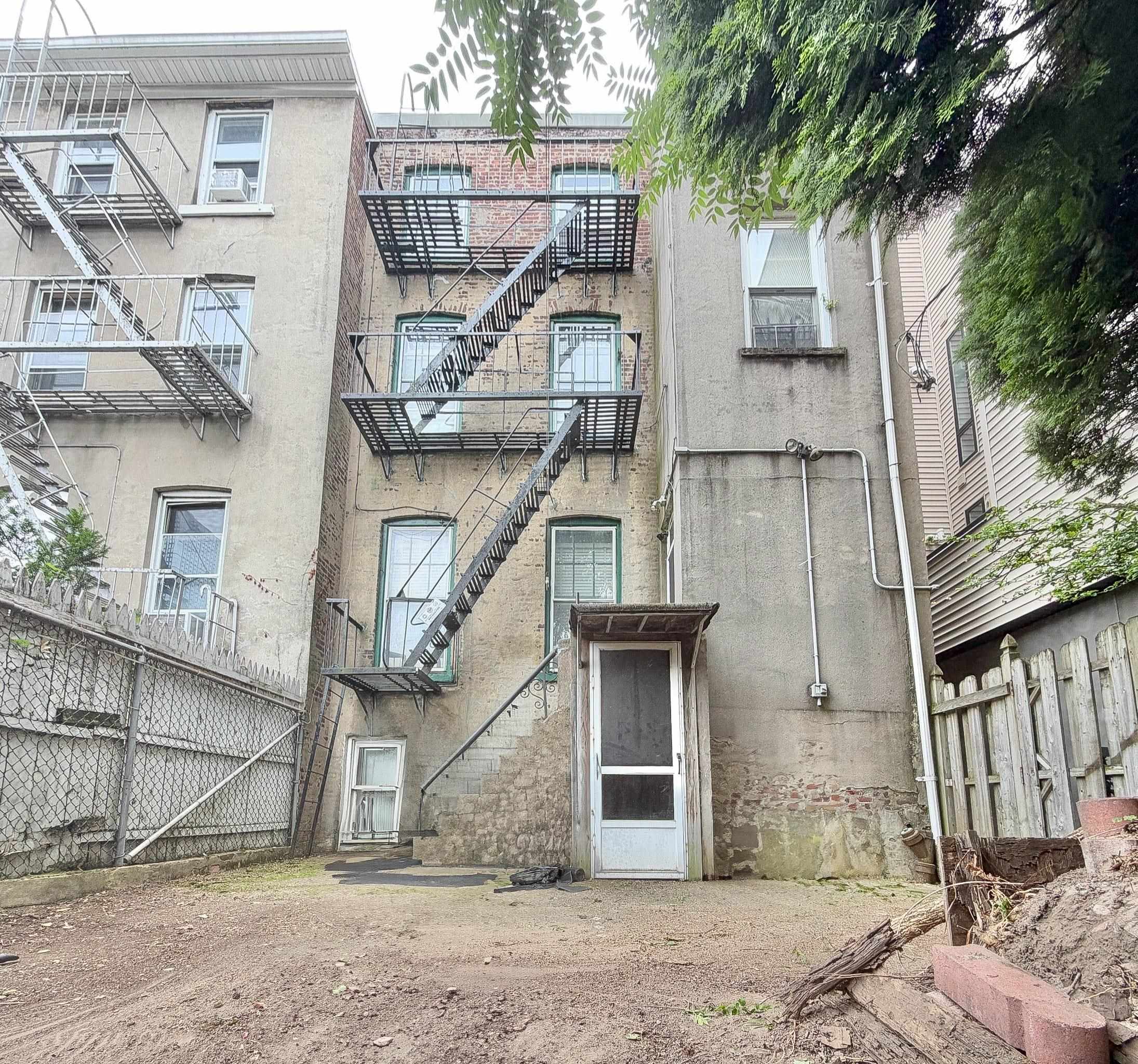 224 BAY ST