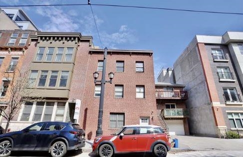 136 ESSEX ST Unit: 3