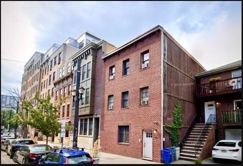 136 ESSEX ST Unit: 3