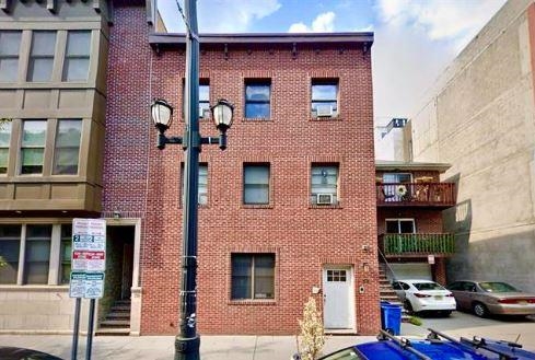 136 ESSEX ST Unit: 3