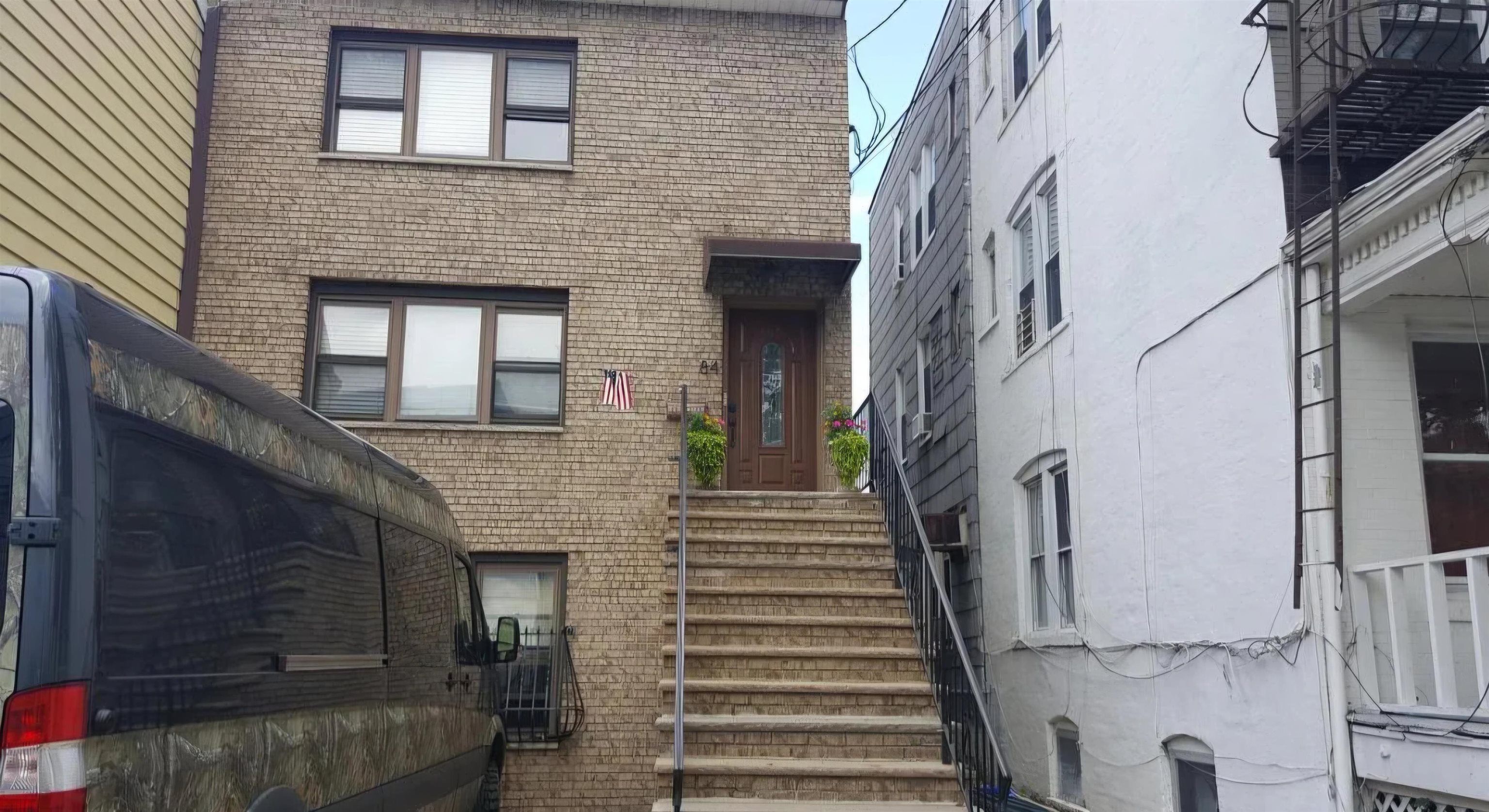 84 LAIDLAW AVE
