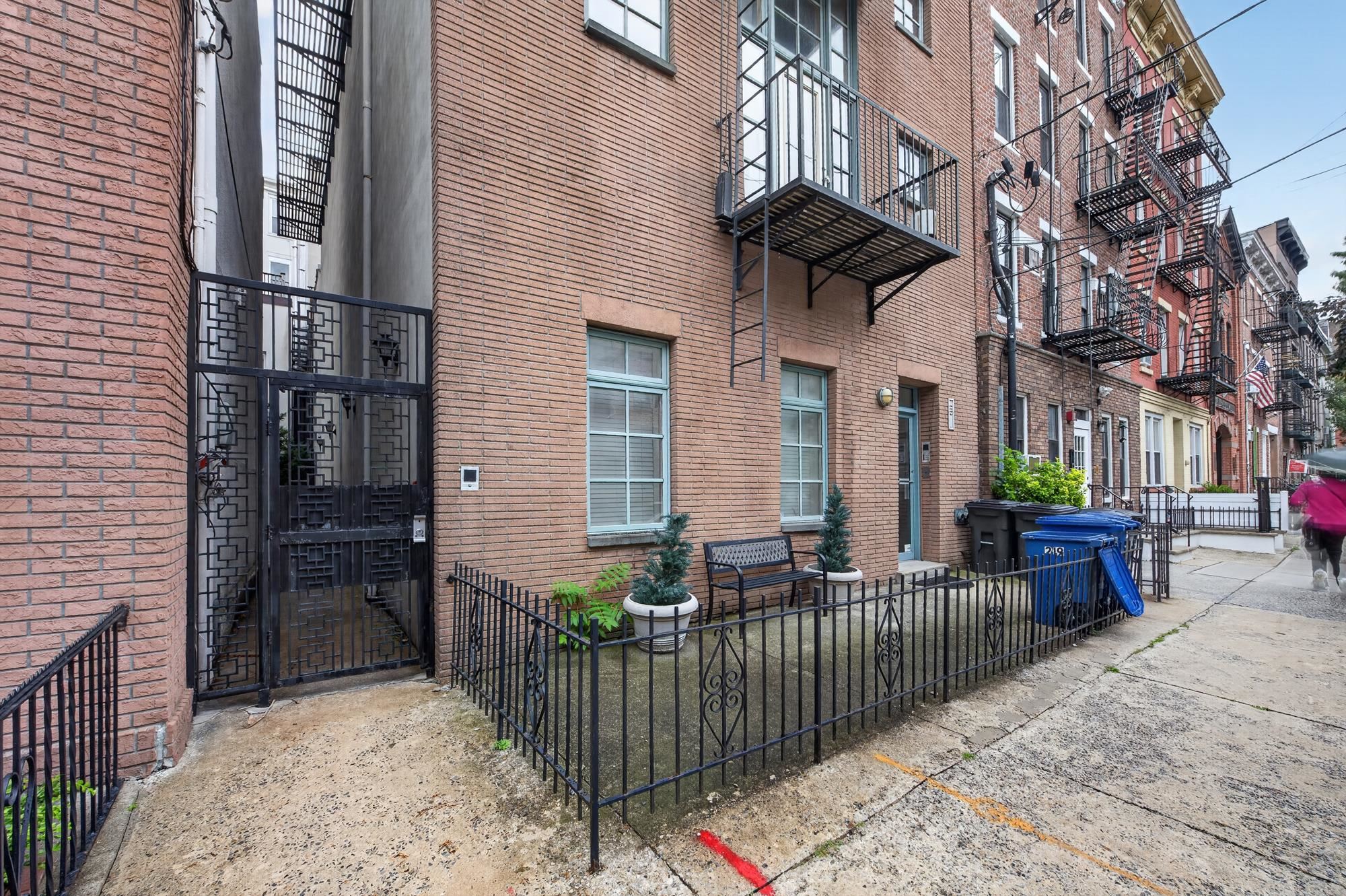 219 BLOOMFIELD ST Unit: B2
