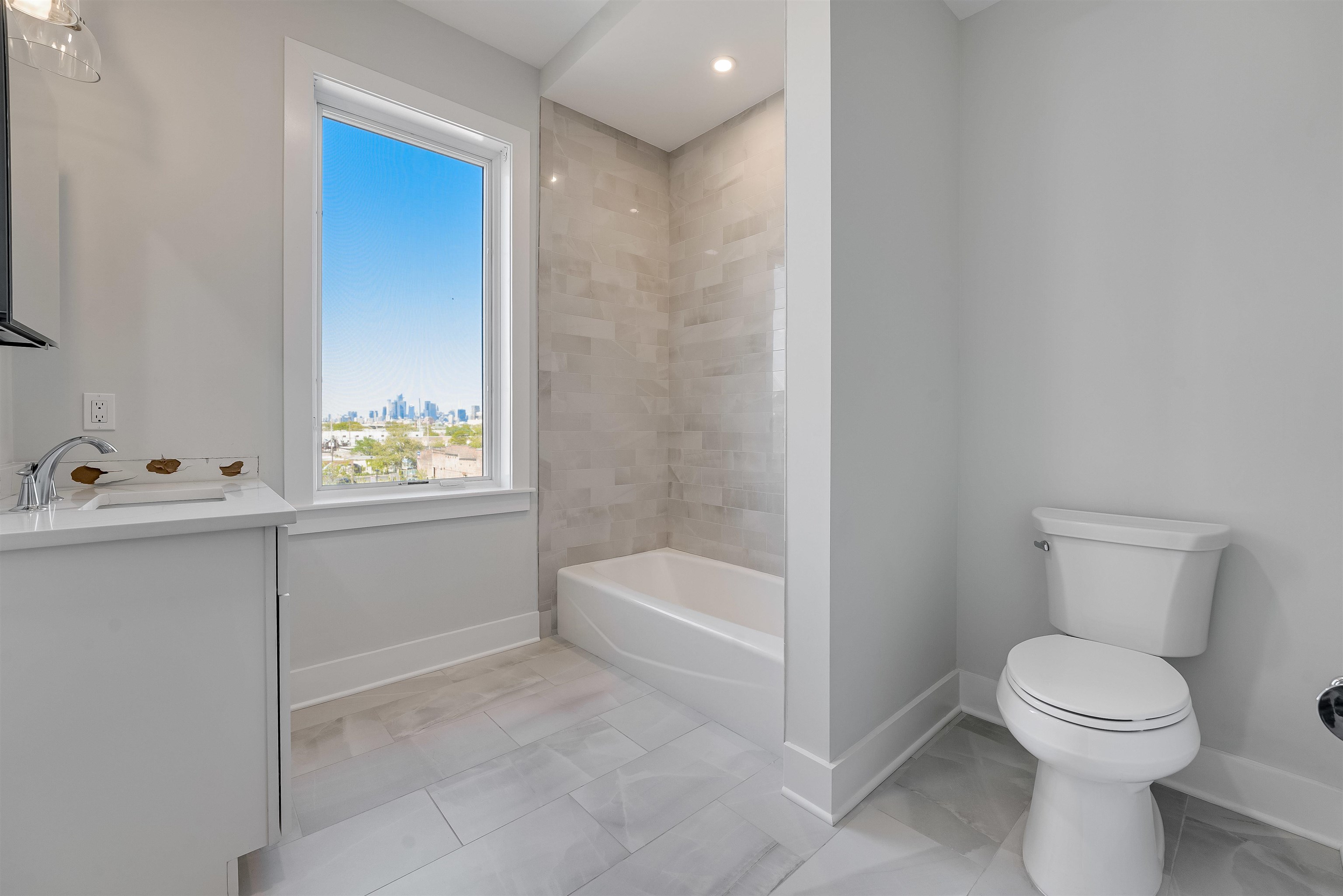 658 GRAND ST Unit: 303