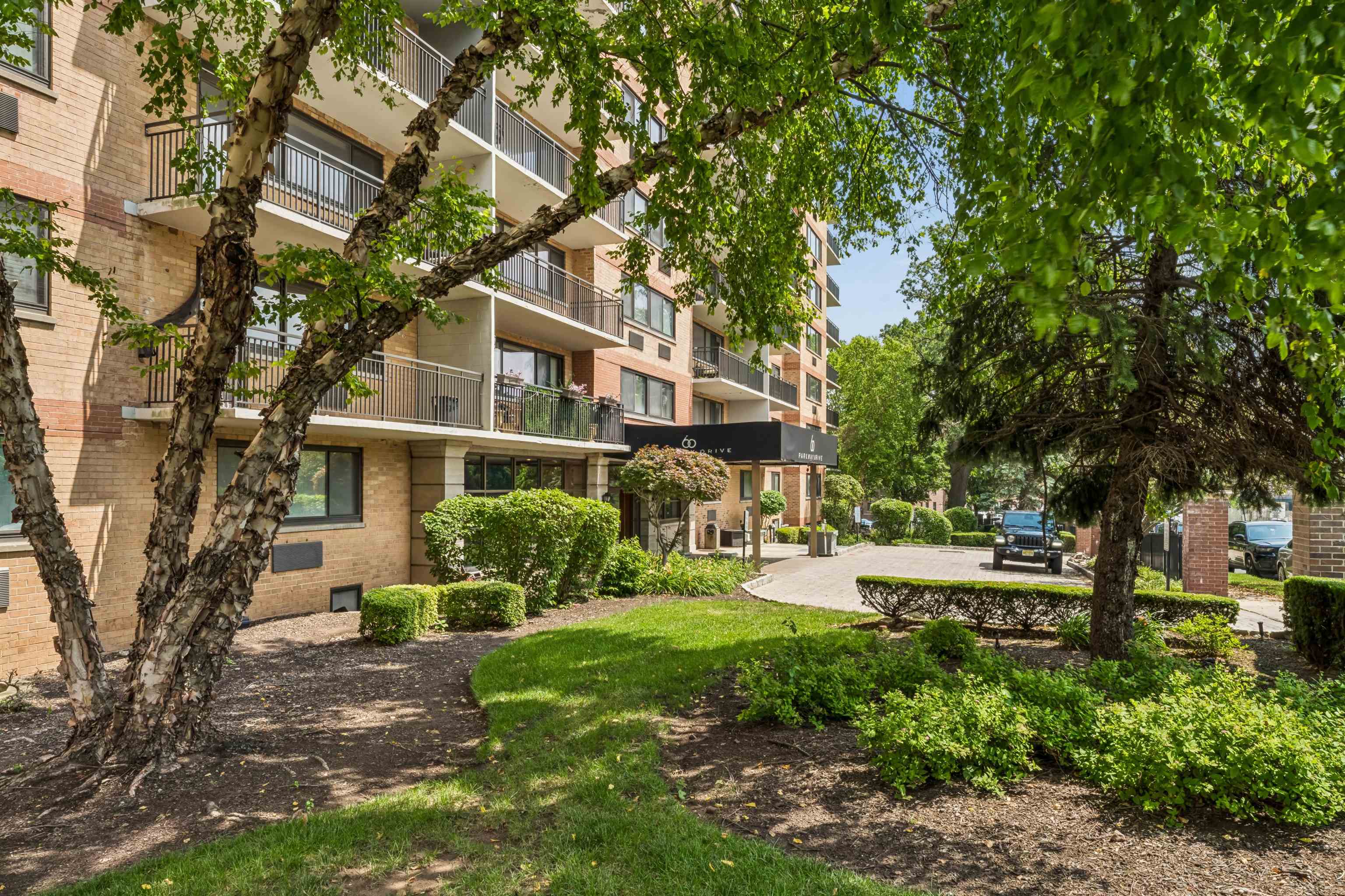 60 PARKWAY DR Unit: 1M