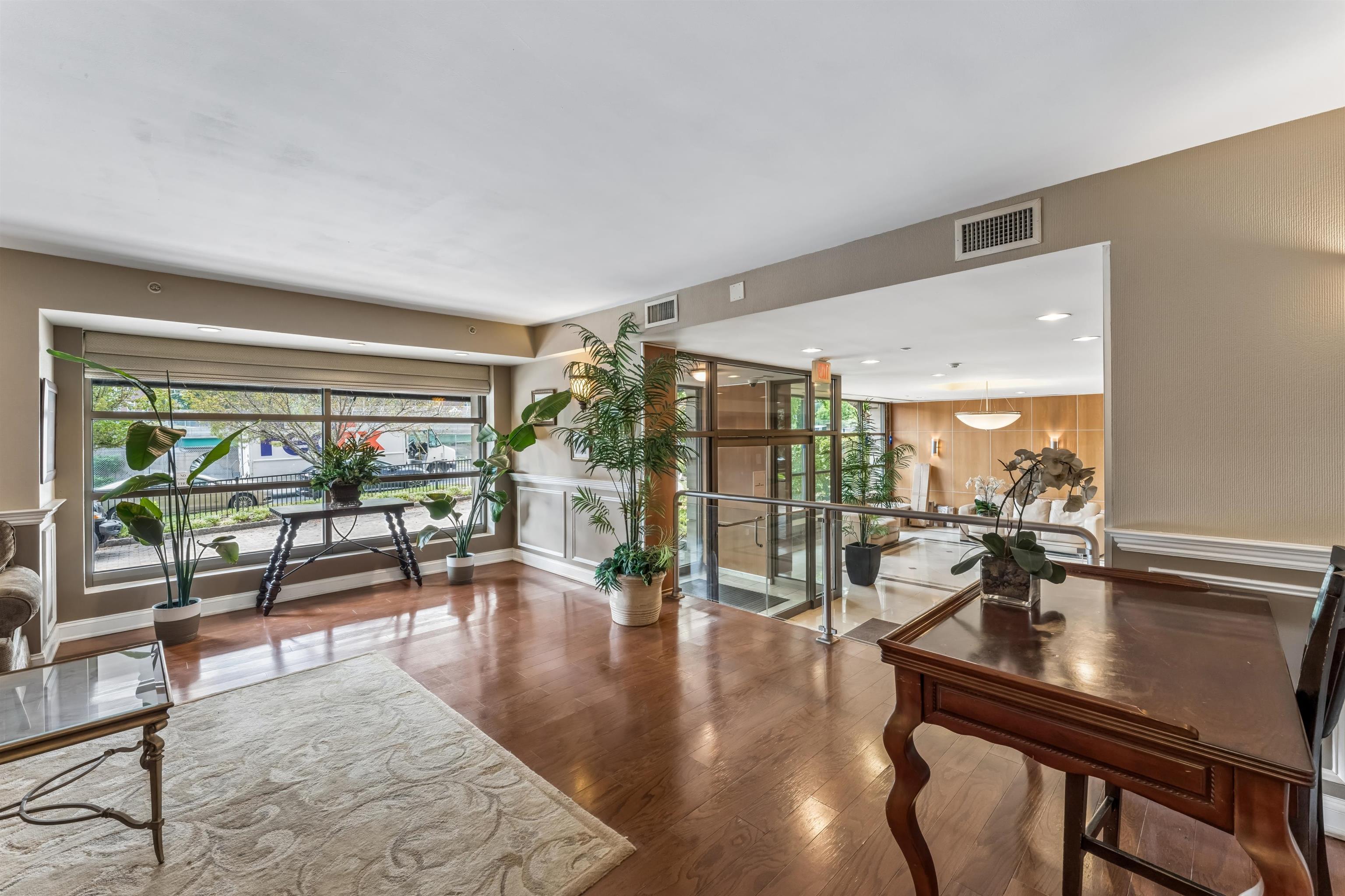 60 PARKWAY DR Unit: 1M