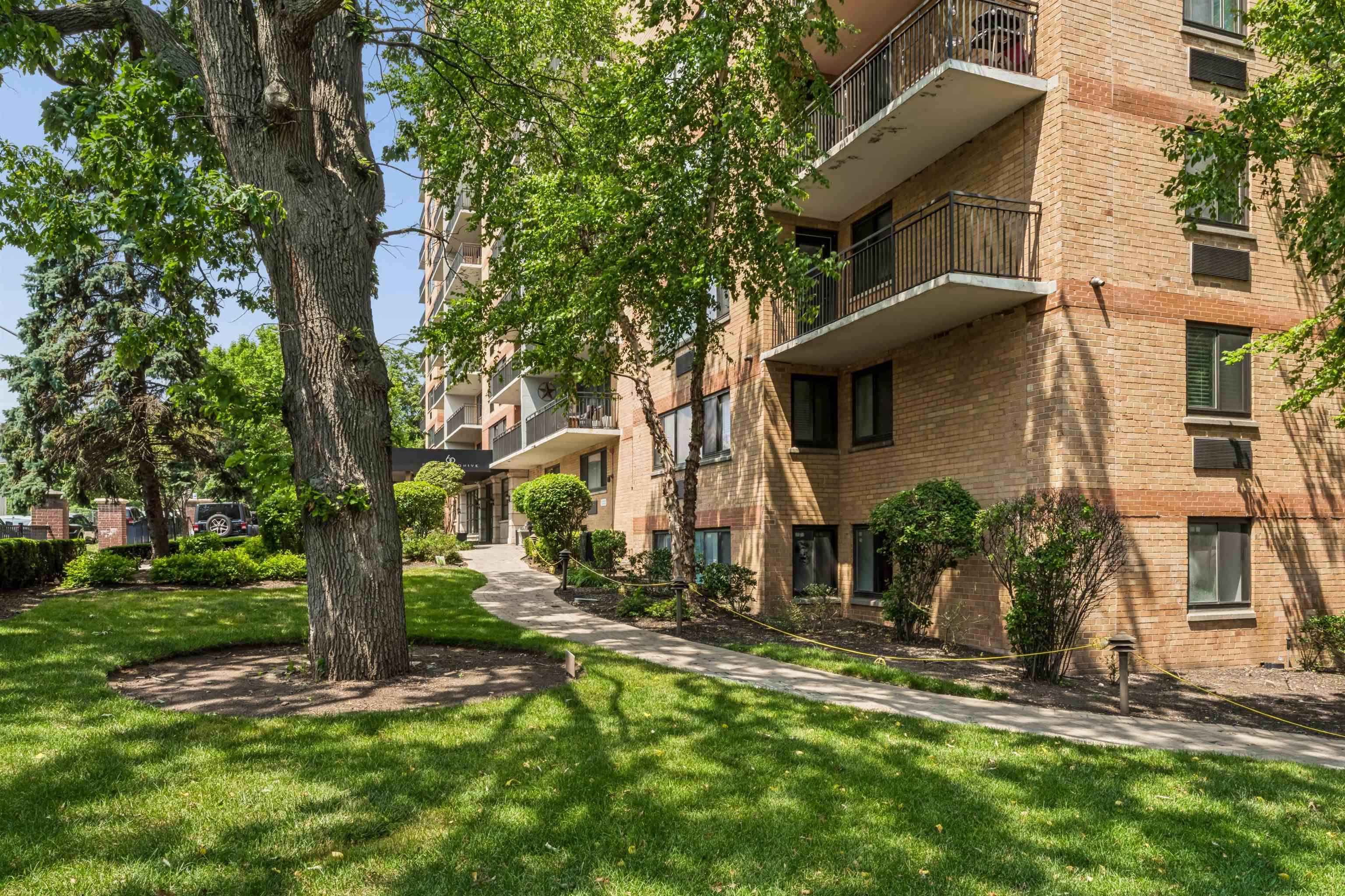 60 PARKWAY DR Unit: 1M