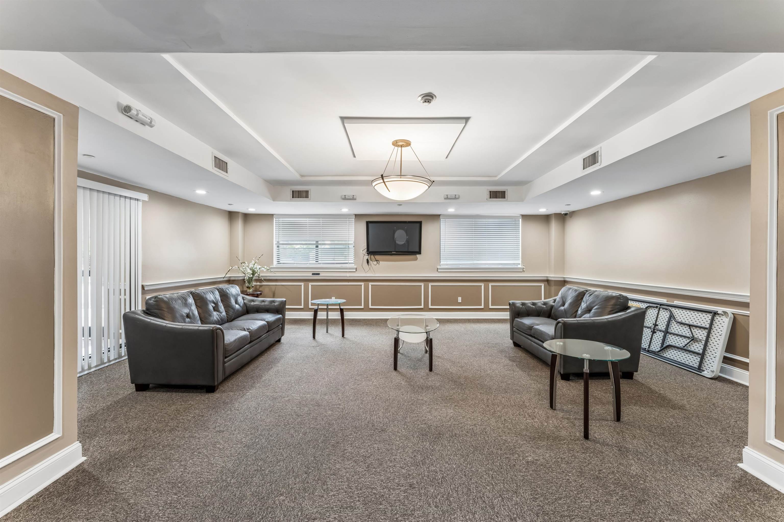 60 PARKWAY DR Unit: 1M
