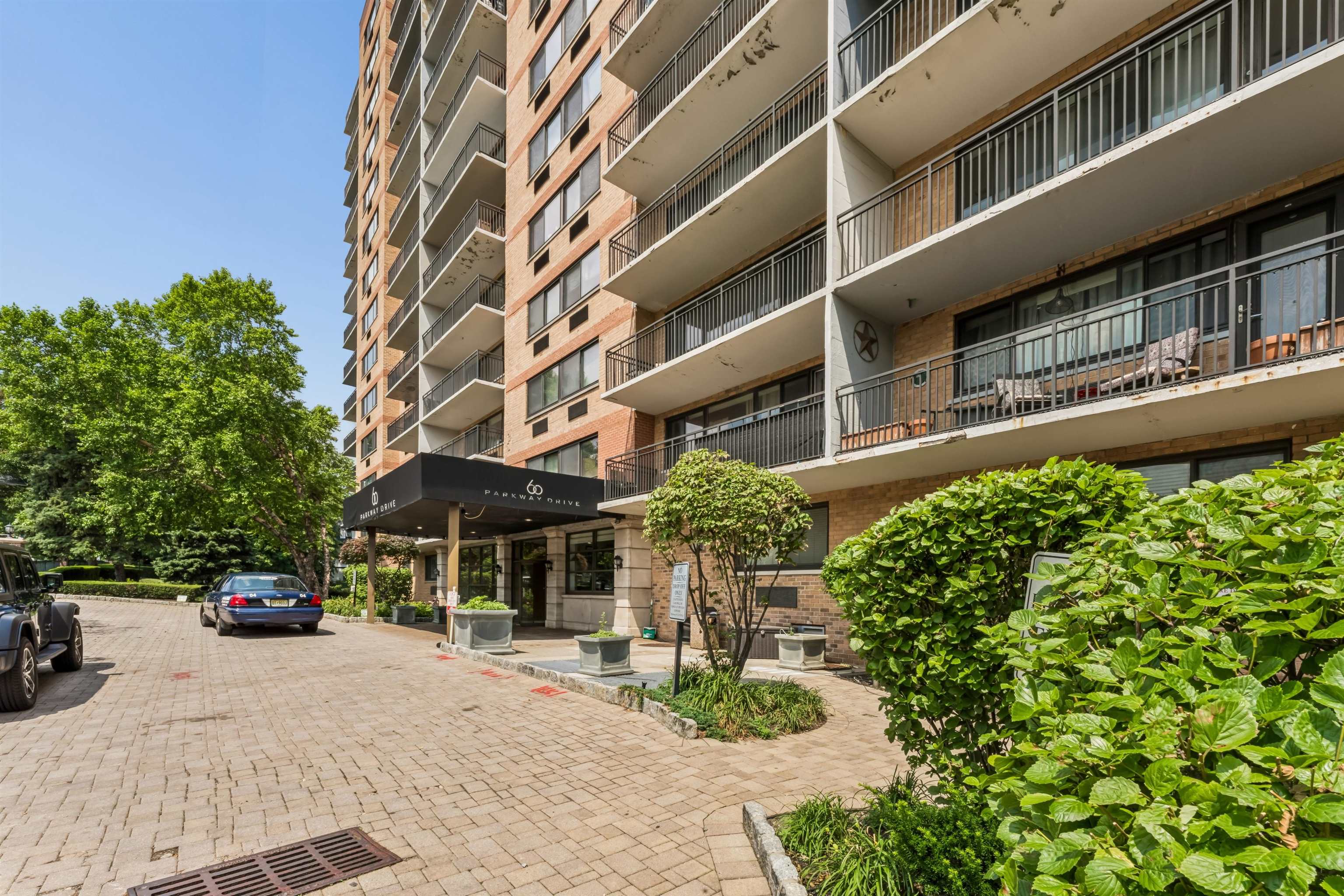 60 PARKWAY DR Unit: 1M