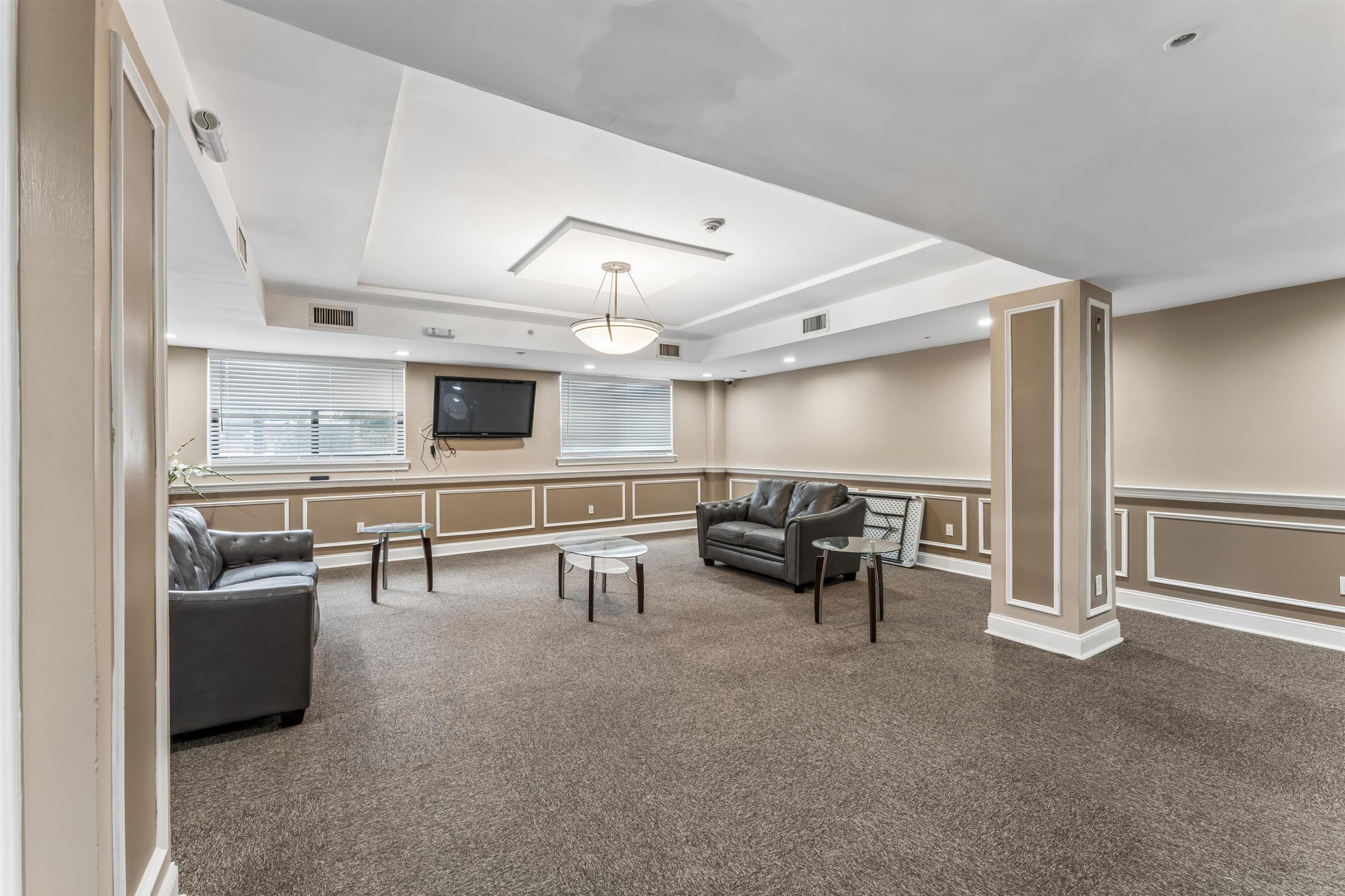 60 PARKWAY DR Unit: 1M