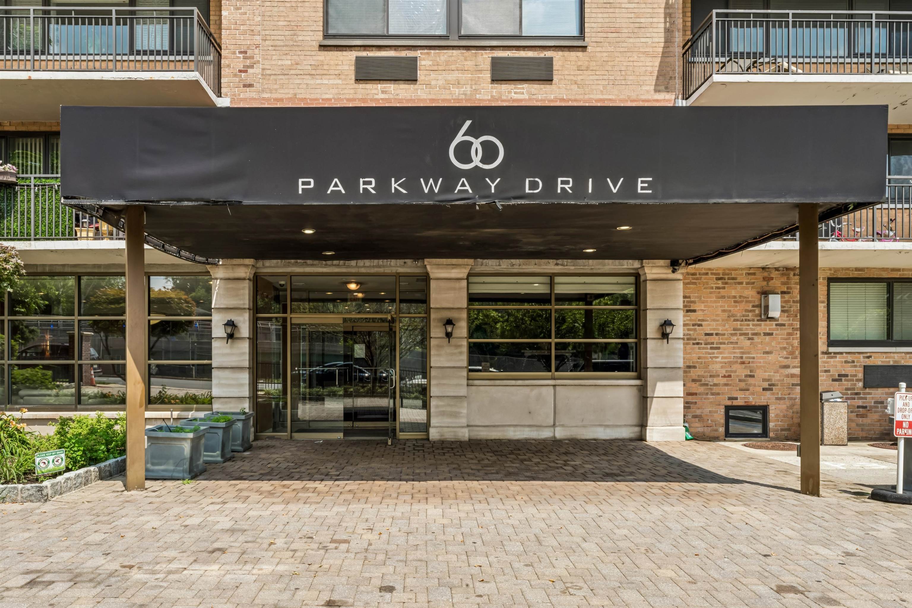 60 PARKWAY DR Unit: 1M
