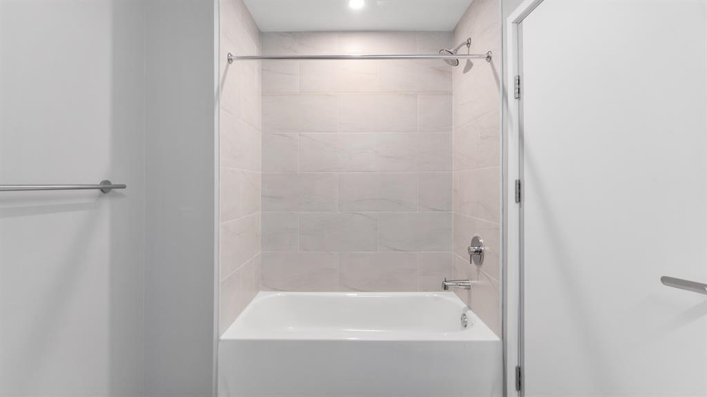 475 COMMUNIPAW AVE Unit: 207