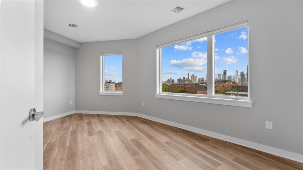 475 COMMUNIPAW AVE Unit: 207