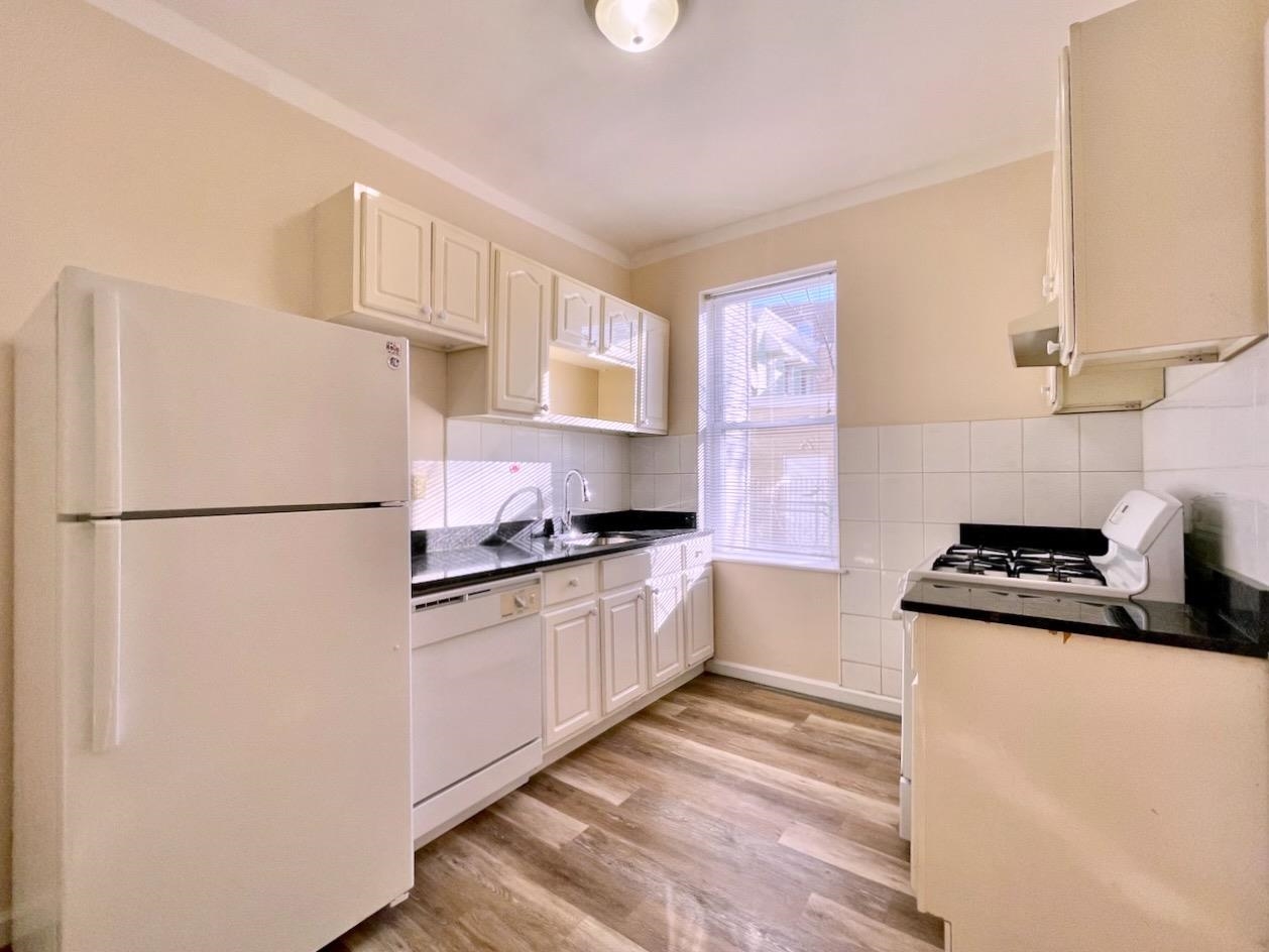 1614 SUMMIT AVE Unit: 4