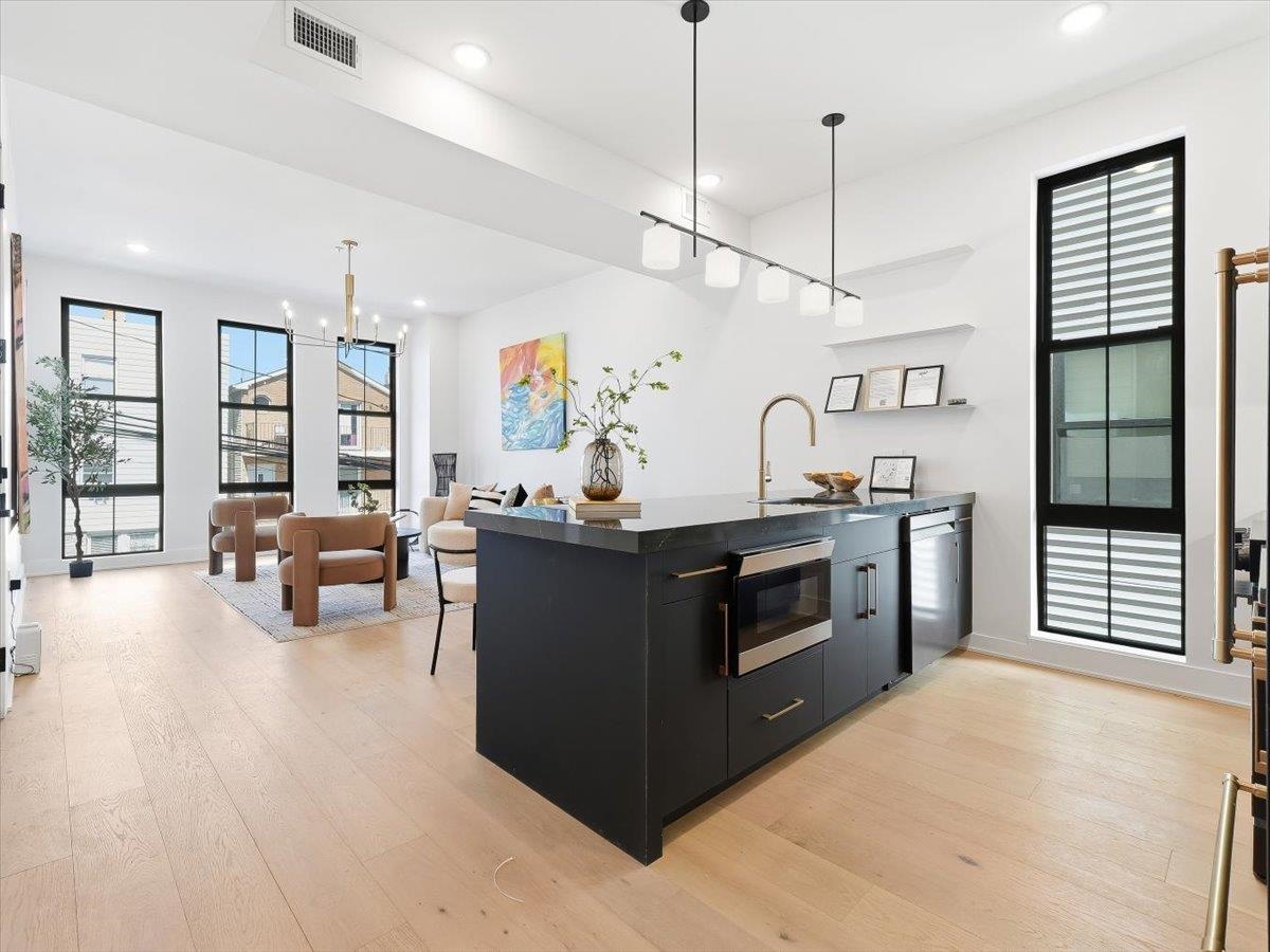 15 MANHATTAN AVE Unit: 201