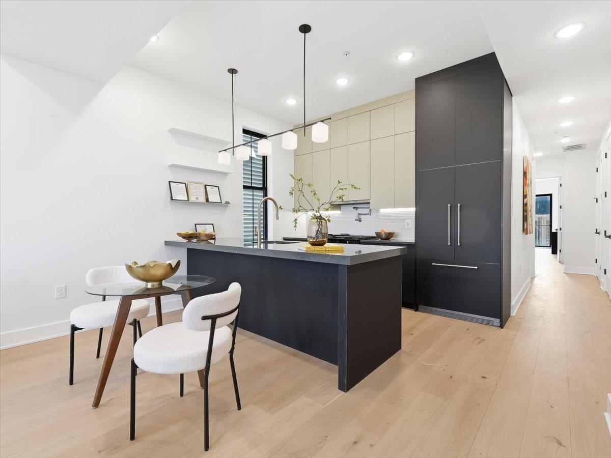 15 MANHATTAN AVE Unit: 201