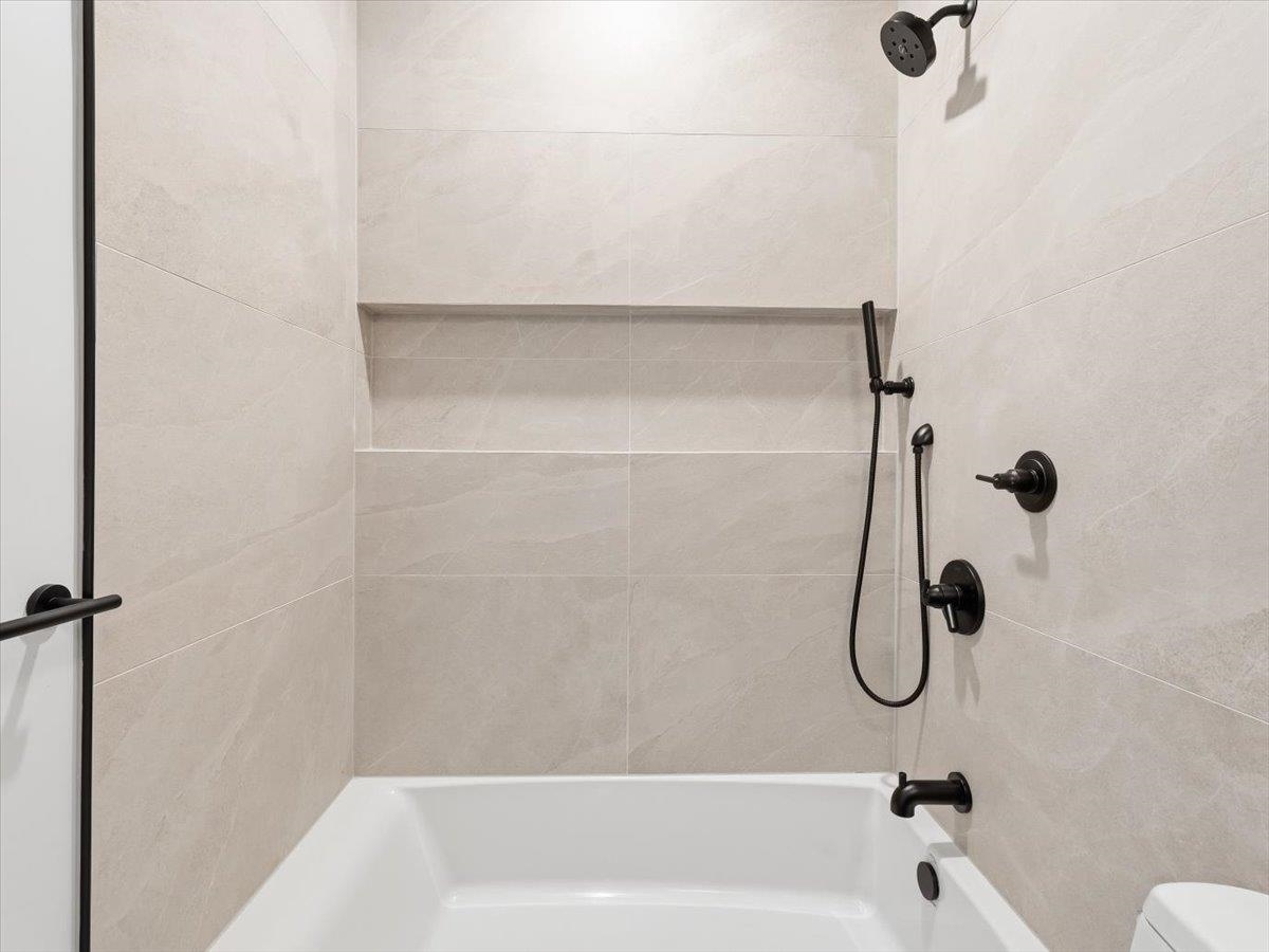 15 MANHATTAN AVE Unit: 201