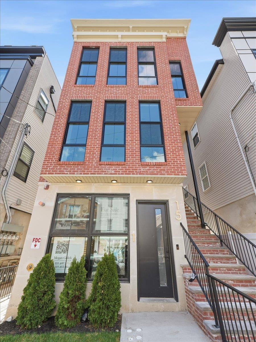15 MANHATTAN AVE Unit: 201