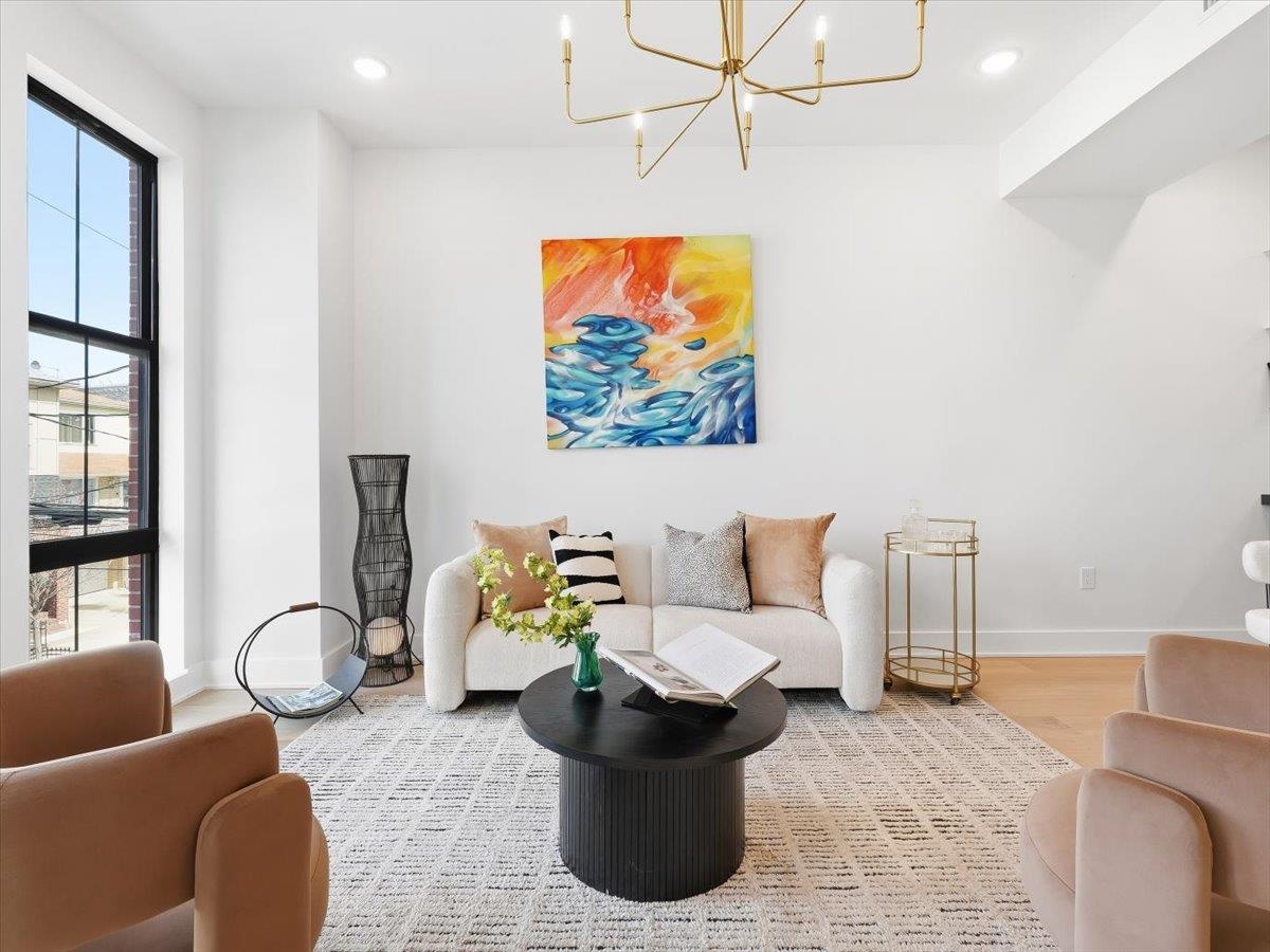 15 MANHATTAN AVE Unit: 201