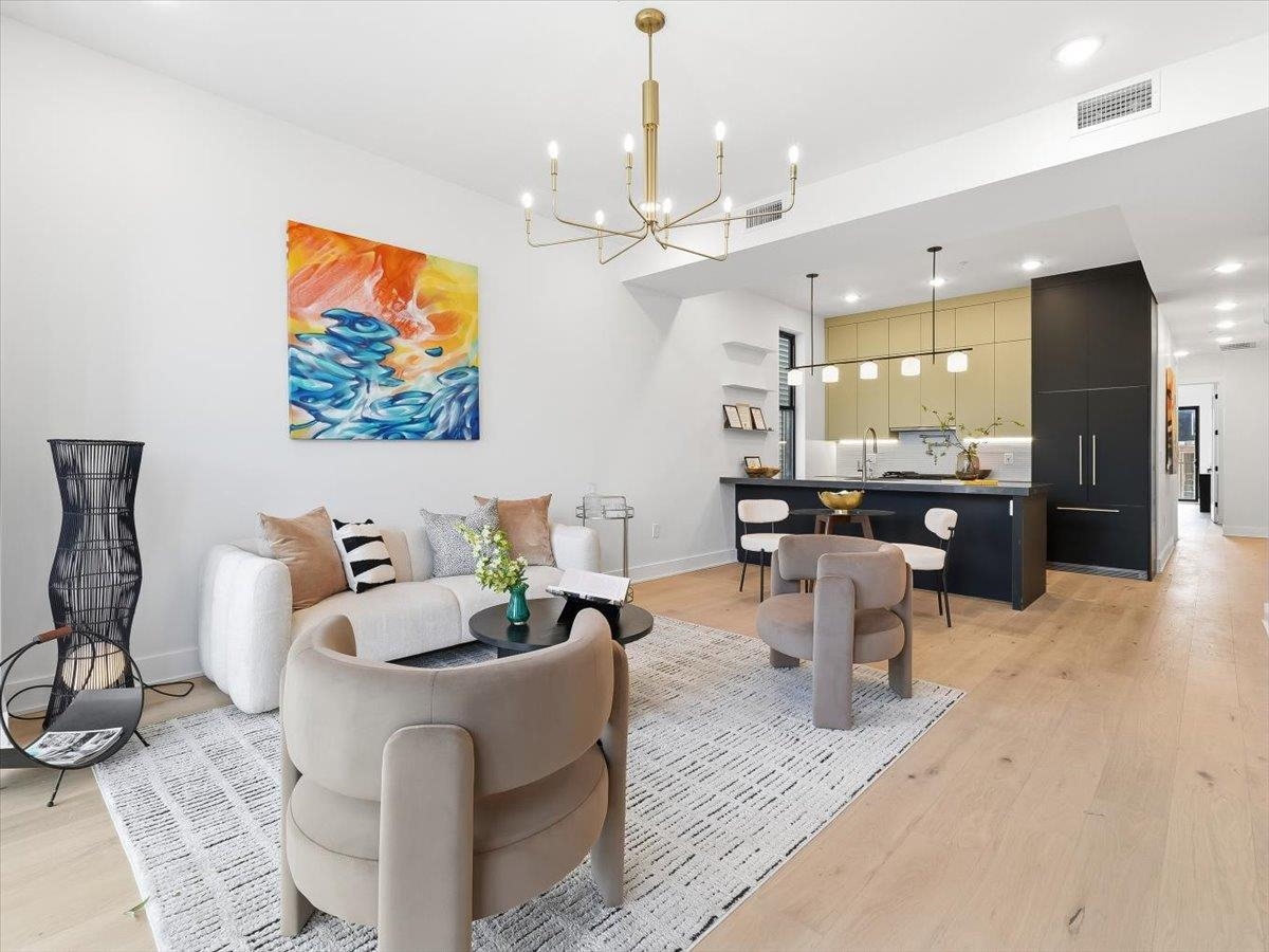 15 MANHATTAN AVE Unit: 201