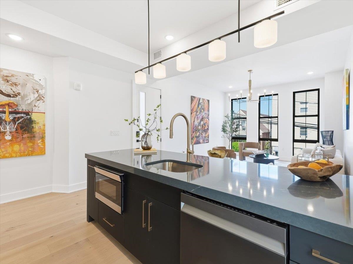 15 MANHATTAN AVE Unit: 201