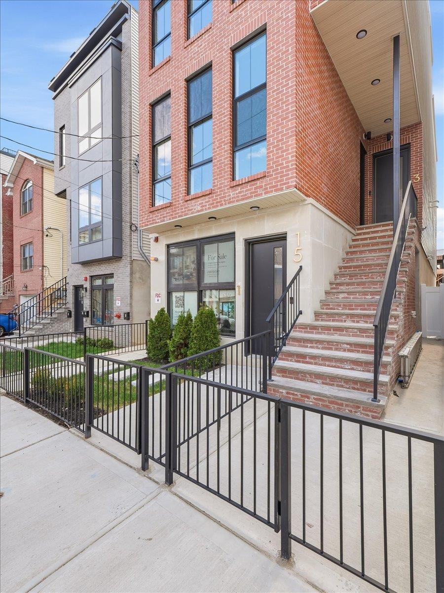 15 MANHATTAN AVE Unit: 201