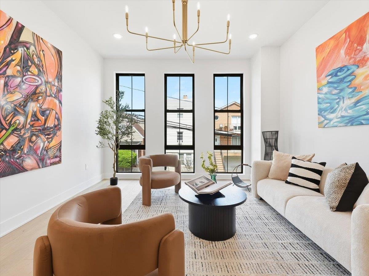 15 MANHATTAN AVE Unit: 201