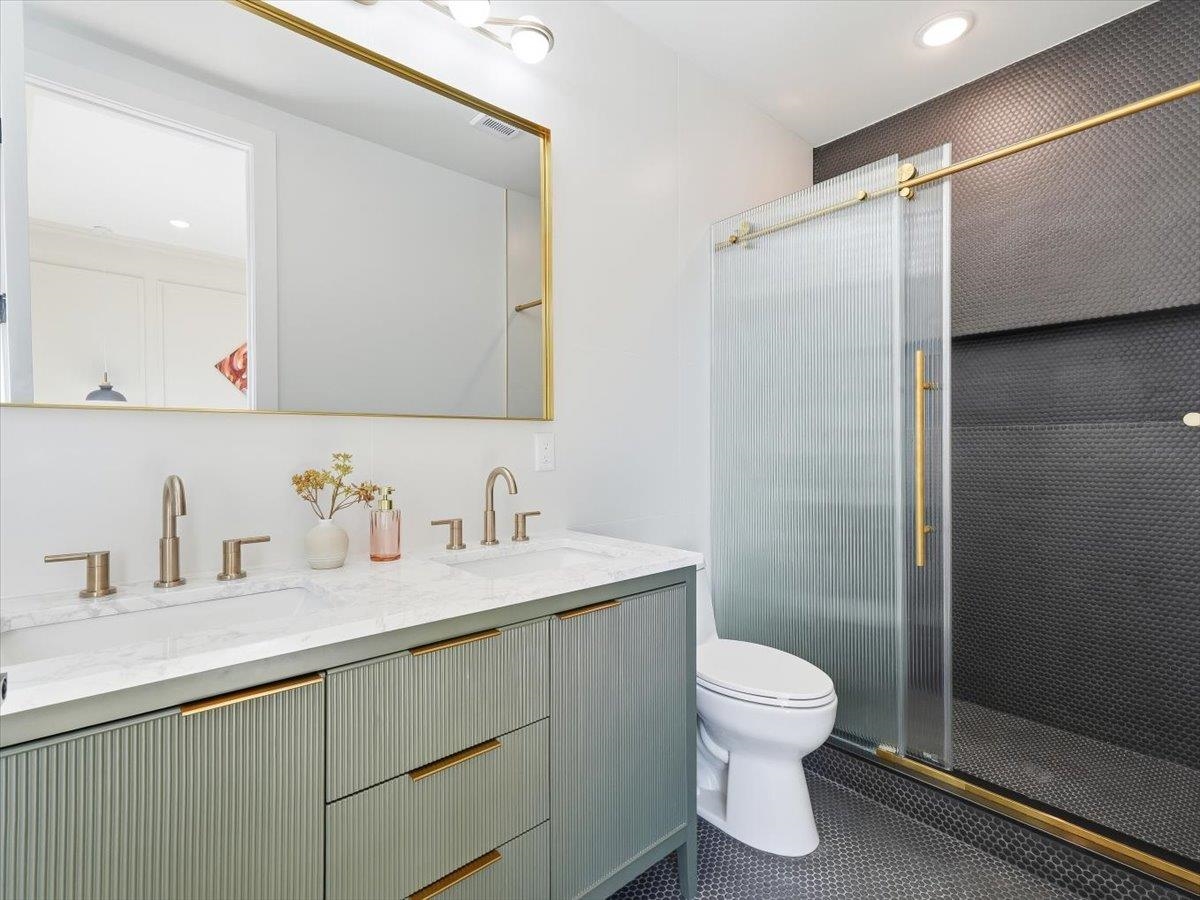 15 MANHATTAN AVE Unit: 201