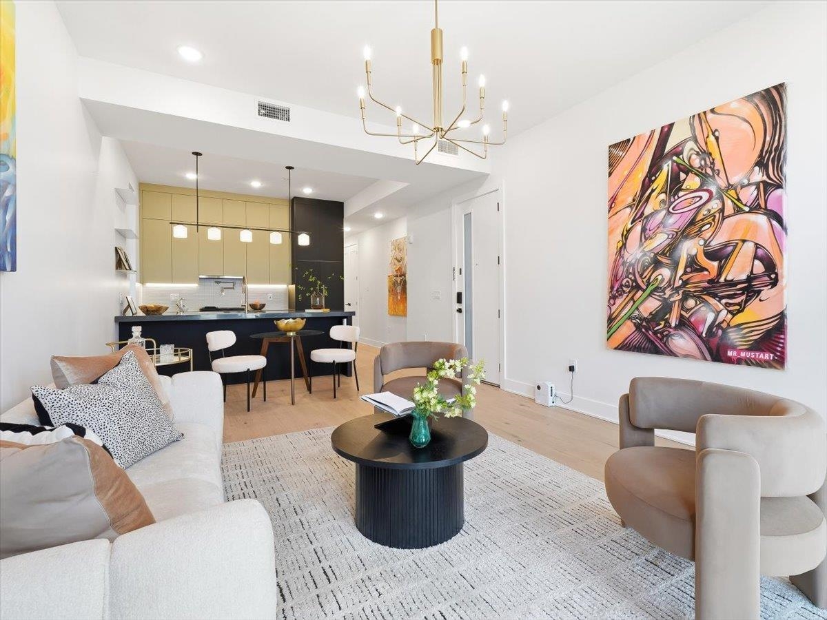 15 MANHATTAN AVE Unit: 201