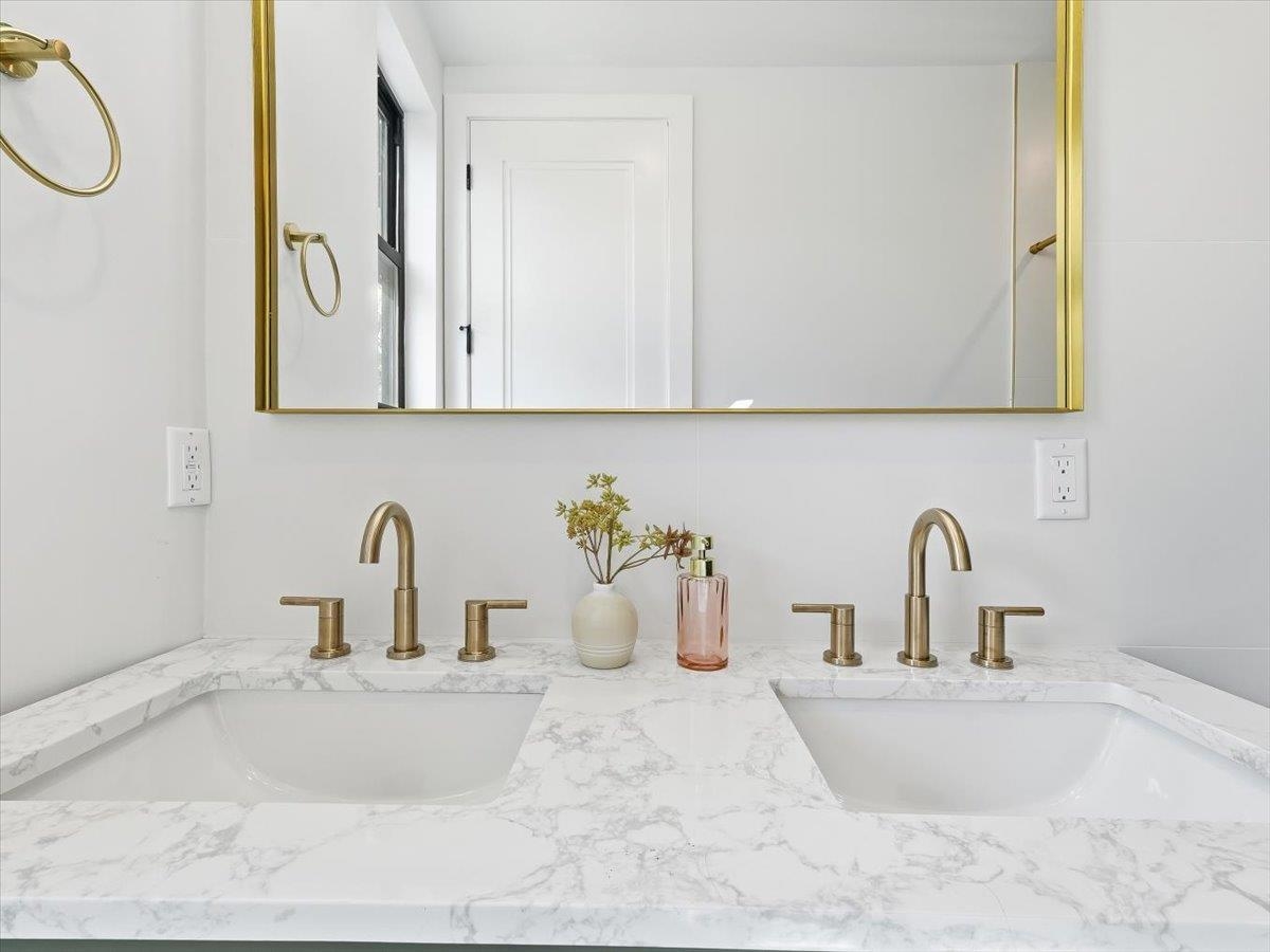 15 MANHATTAN AVE Unit: 201