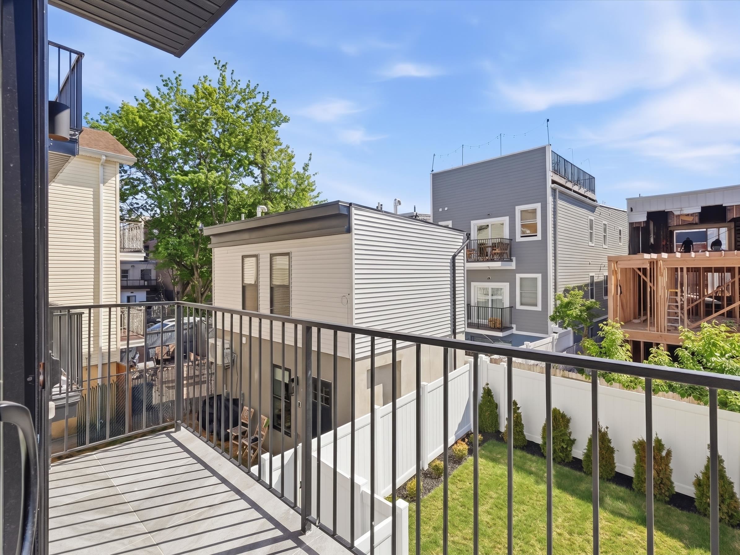 15 MANHATTAN AVE Unit: 201