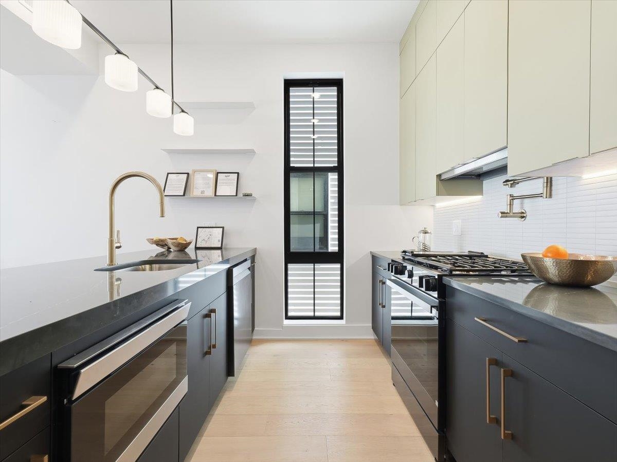 15 MANHATTAN AVE Unit: 201
