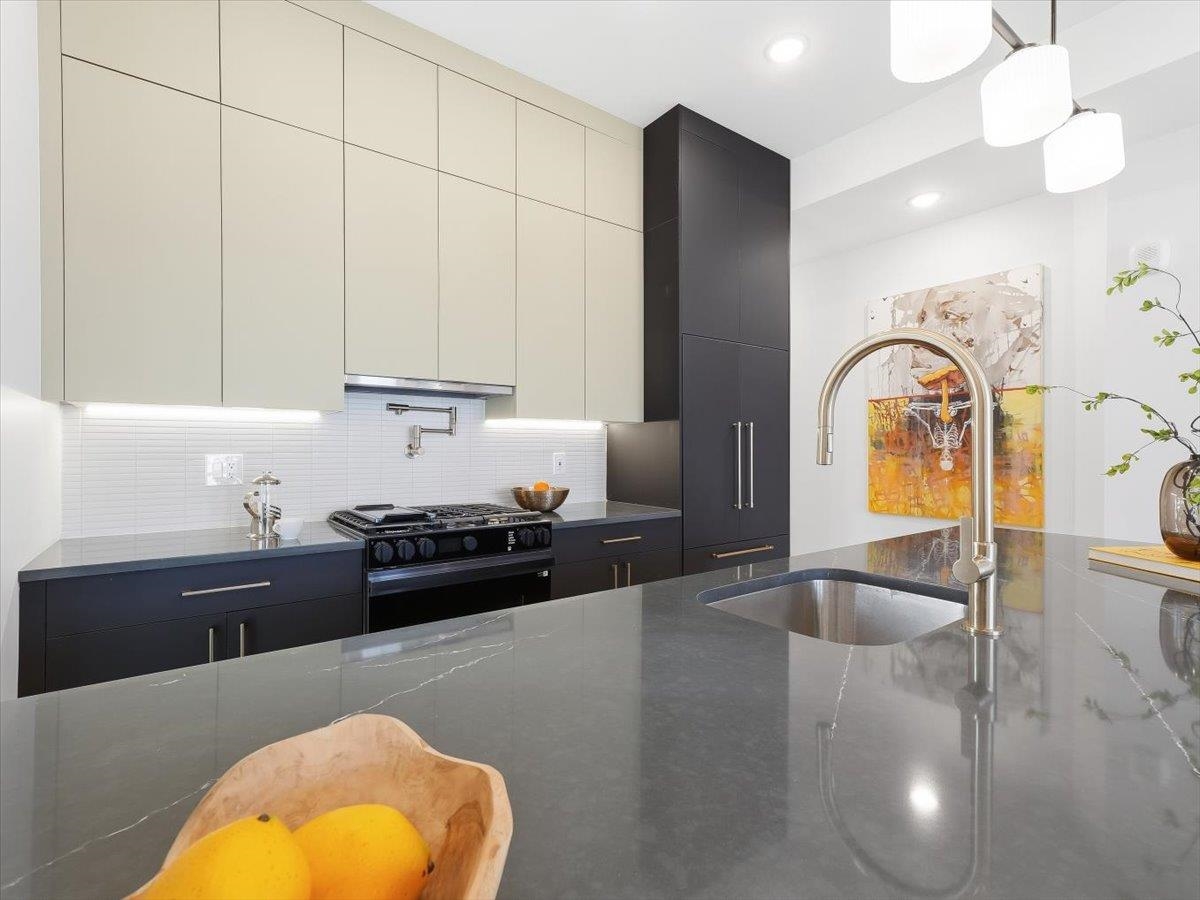 15 MANHATTAN AVE Unit: 201