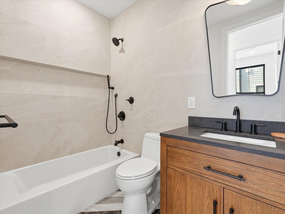 15 MANHATTAN AVE Unit: 201