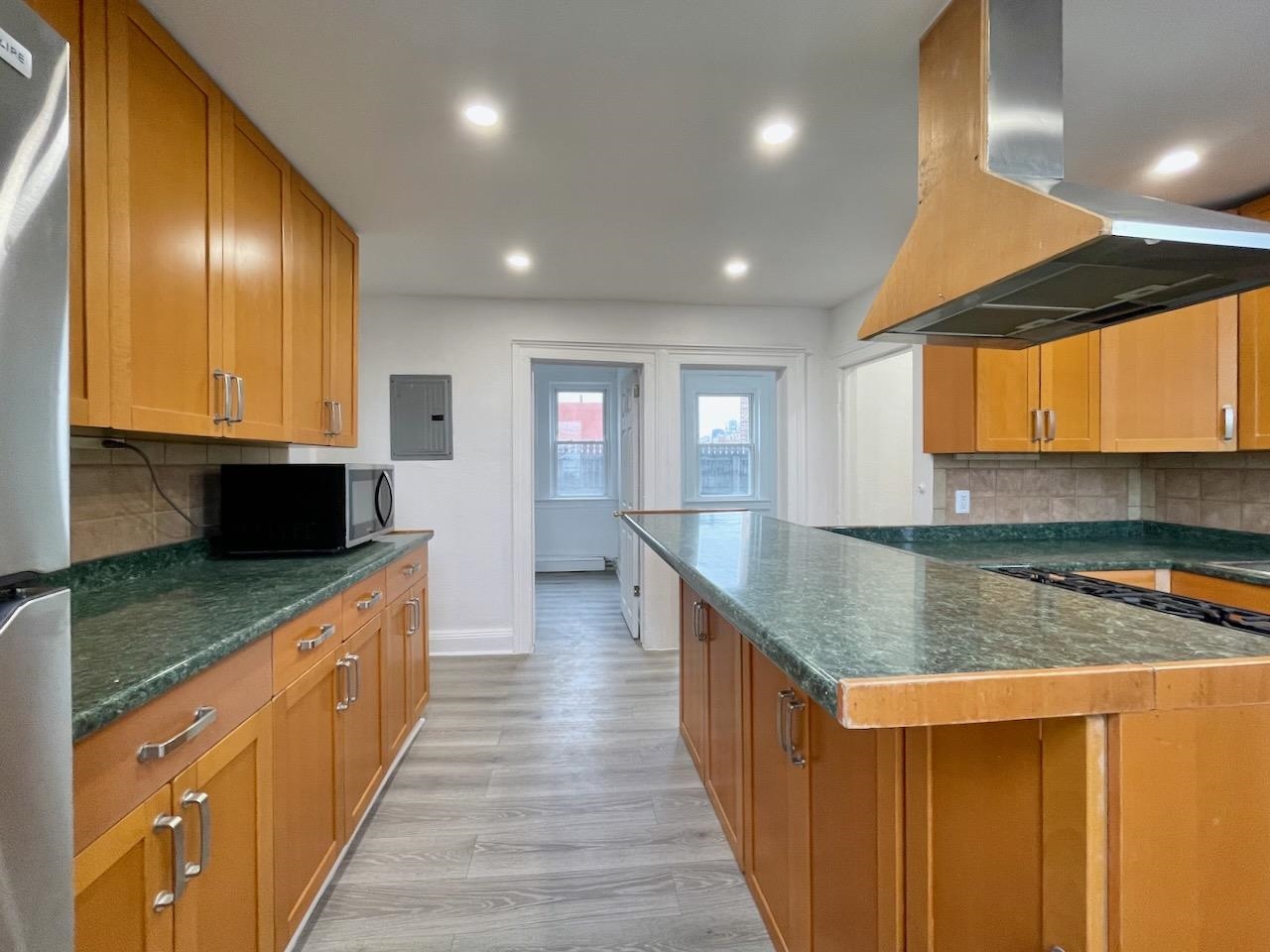 389 MONMOUTH ST Unit: 3