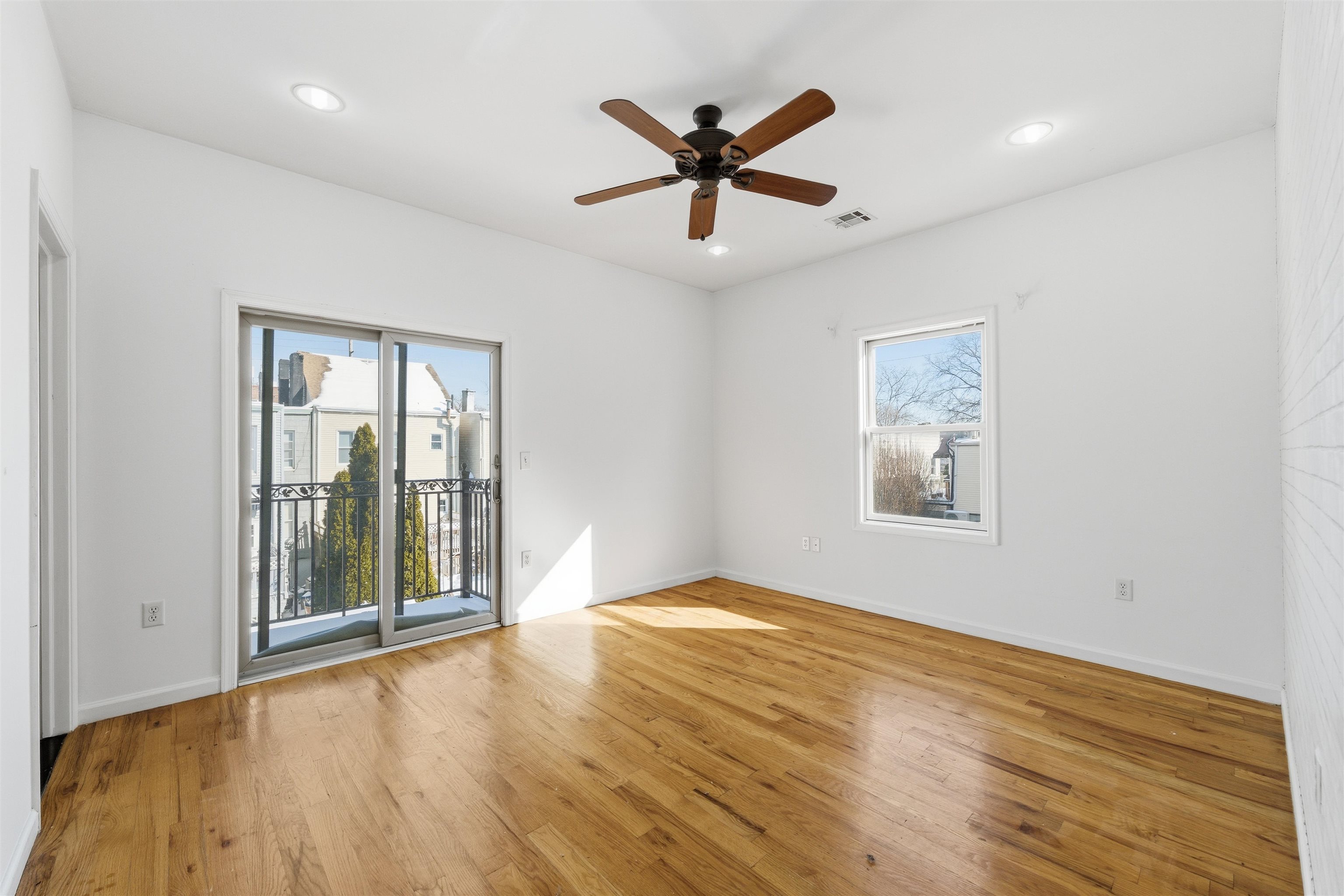 56 LAIDLAW AVE Unit: #2